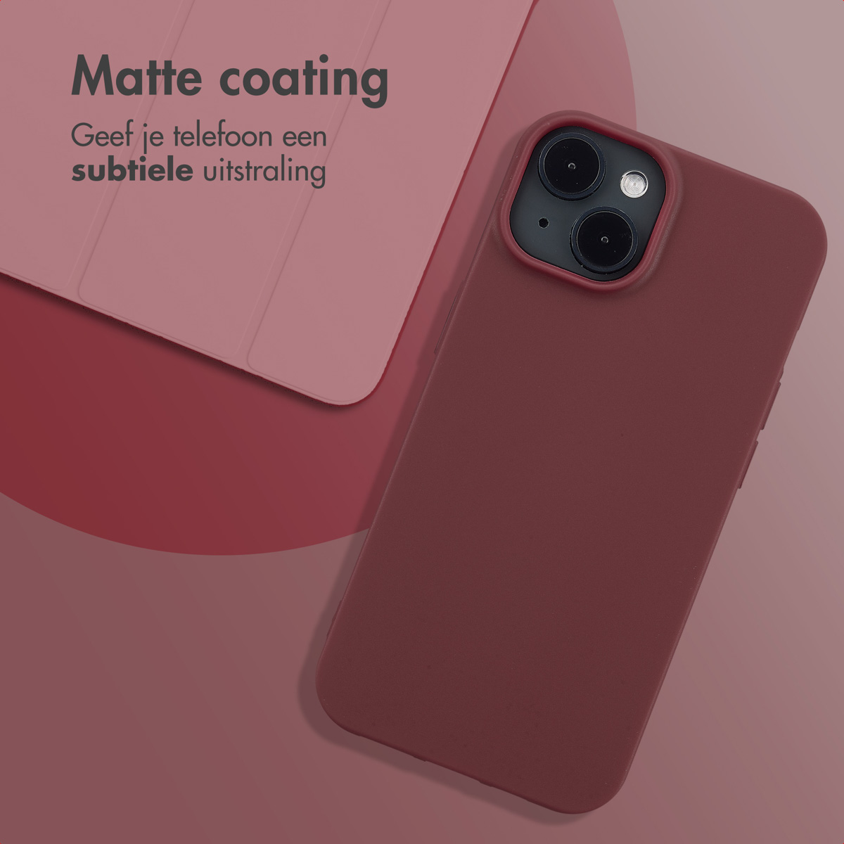 Donkerrode telefoonhoes met matte afwerking, naast een roze hoes.