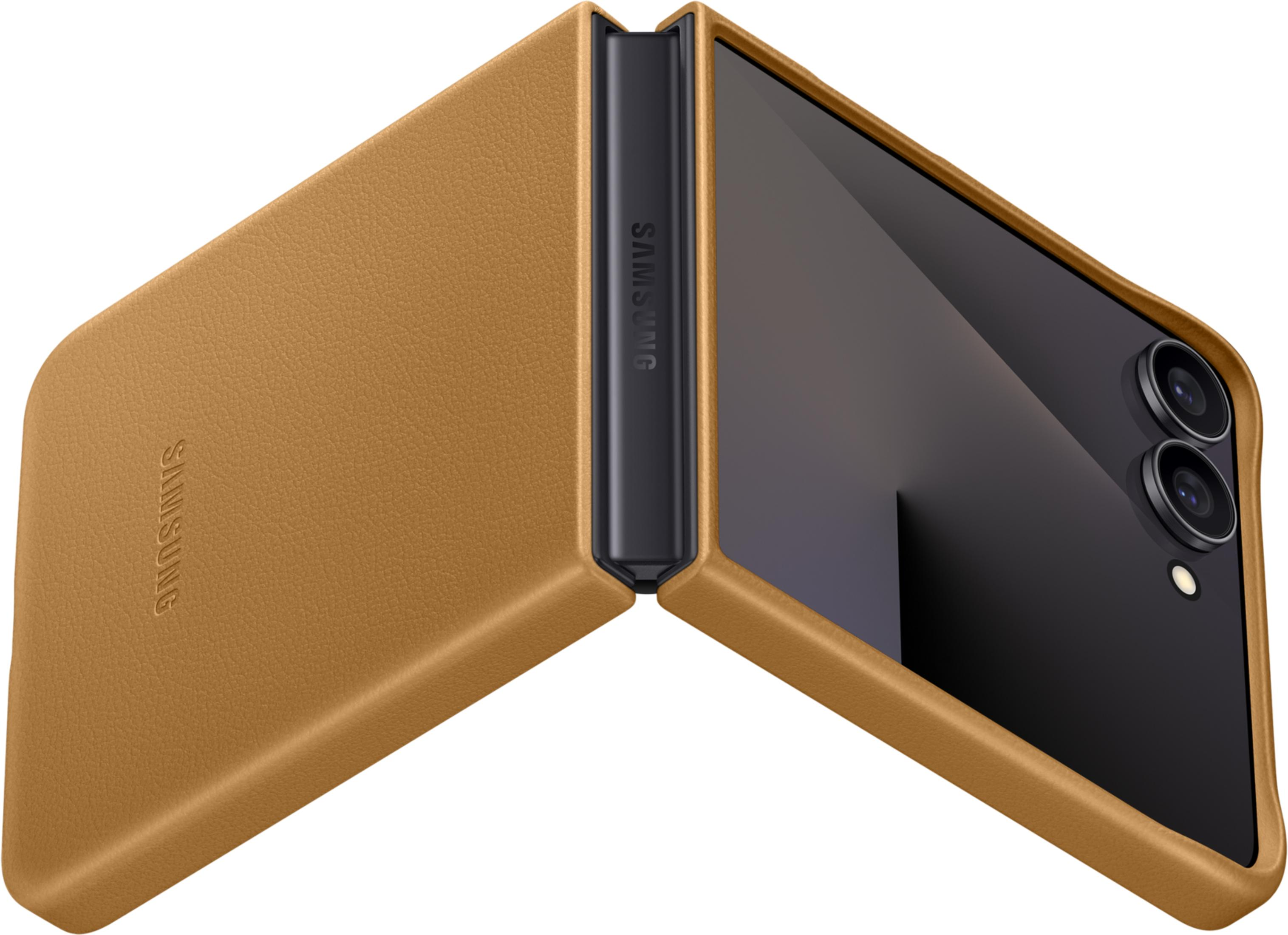 Un telefono flip in pelle marrone, parzialmente aperto, con logo Samsung.