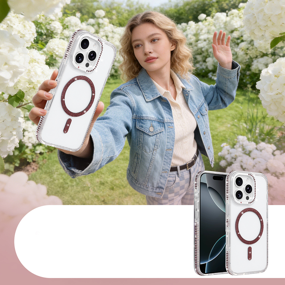 Beyaz çiçekli bahçede telefon kılıfı tutan kadın.