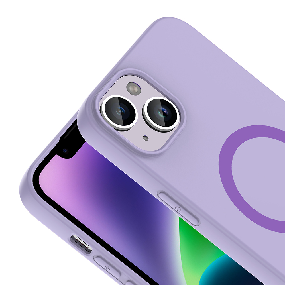 Kamera oyuntulu ve mor halkalı, beyaz arka plan üzerinde leylak rengi telefon kılıfı.