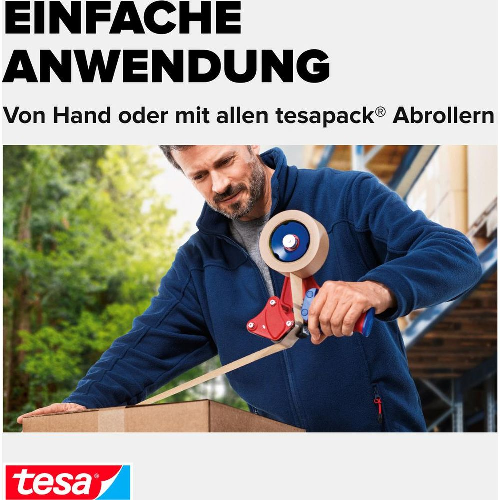 Mann mit Klebebandabroller versiegelt einen Karton in einem Lager.