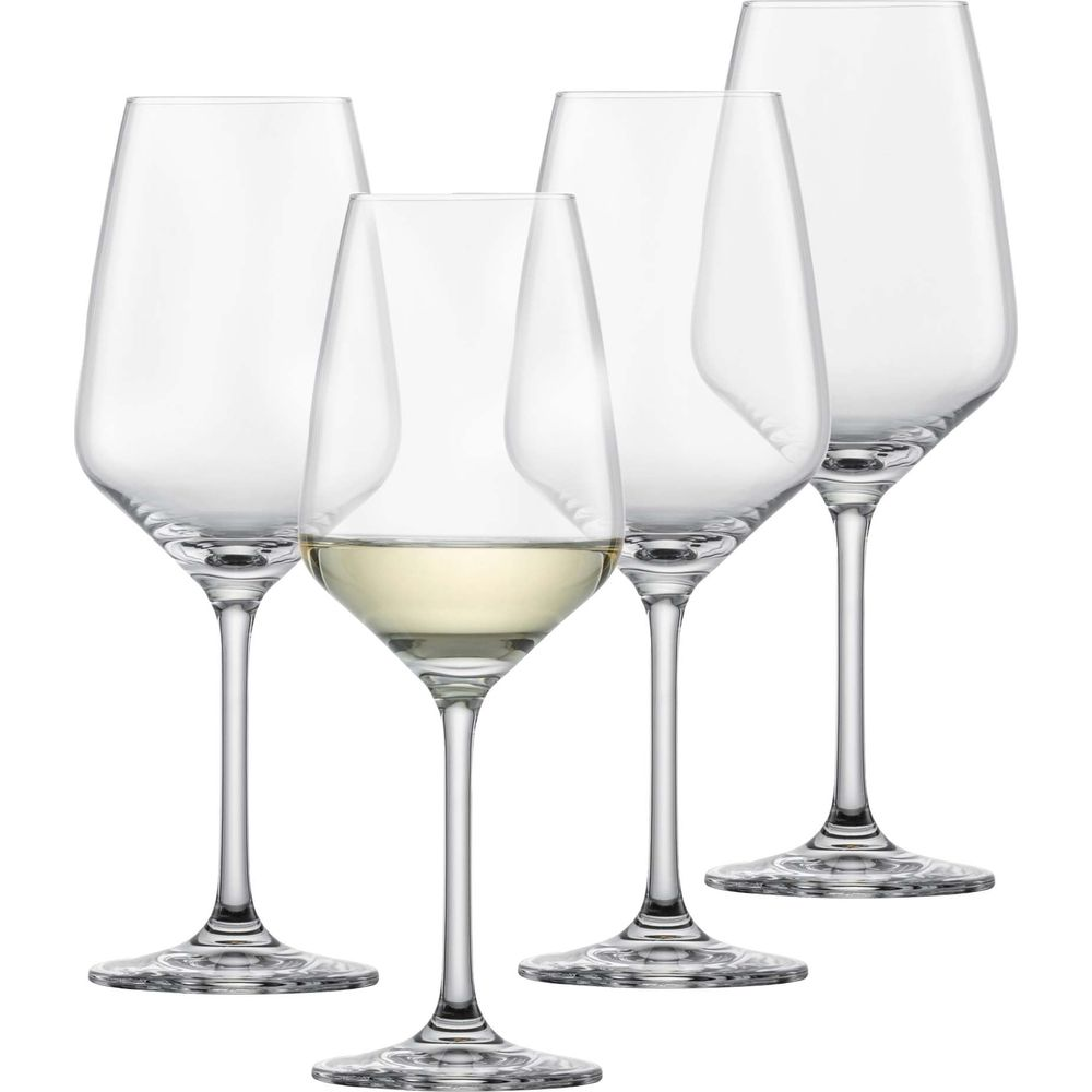 Vier Weingläser, eines davon mit Weißwein gefüllt, auf weißem Hintergrund.