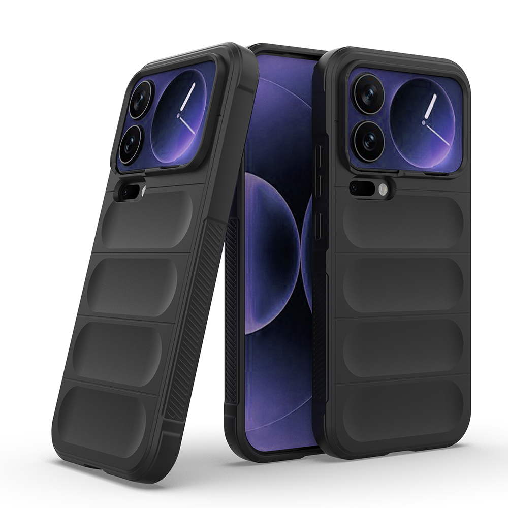 Kanallı tasarımlı ve kamera kesimli üç siyah telefon kılıfı.