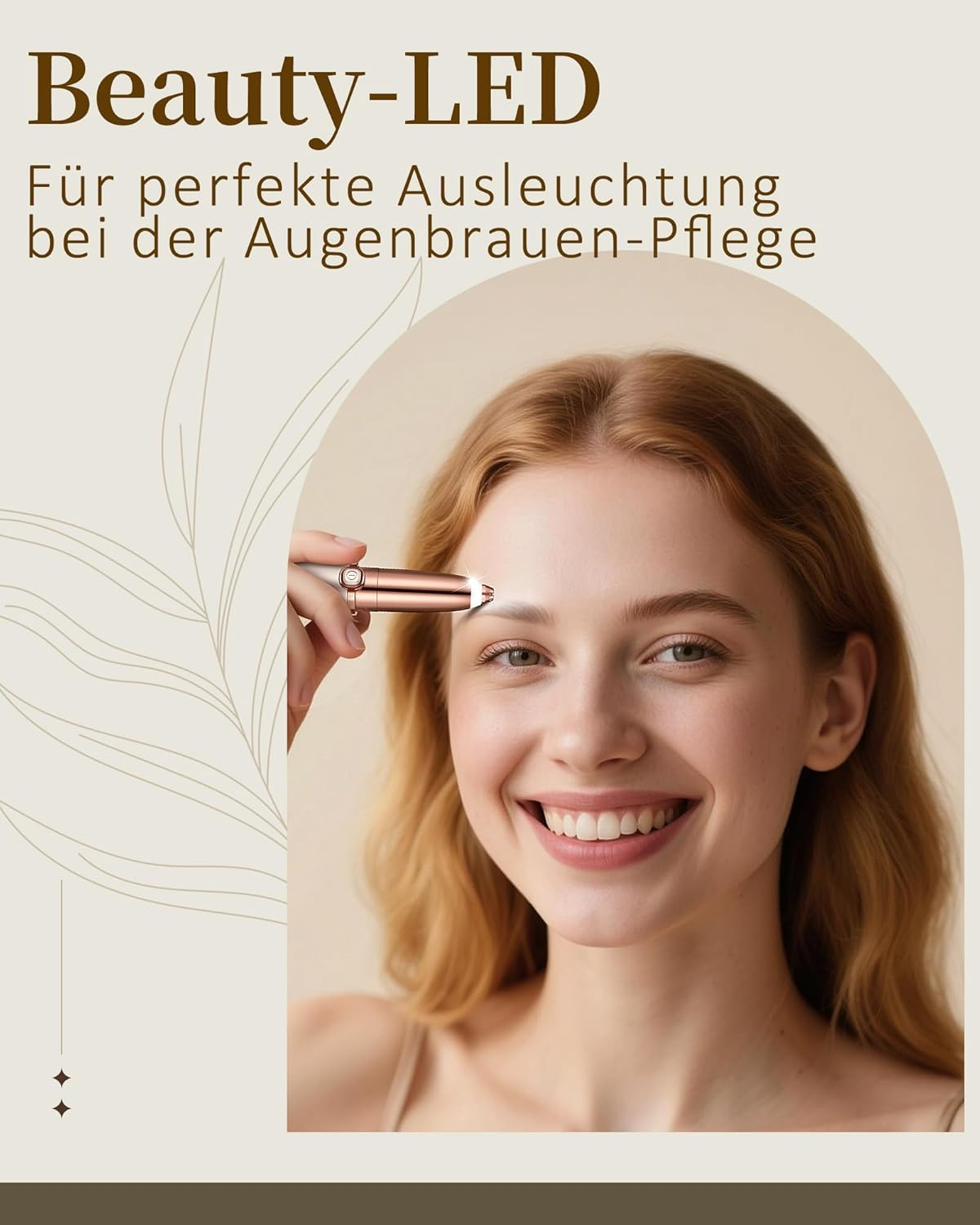 Frau lächelt und hält einen Beauty-LED-Augenbrauentrimmer, der für die Augenbrauenpflege verwendet wird.