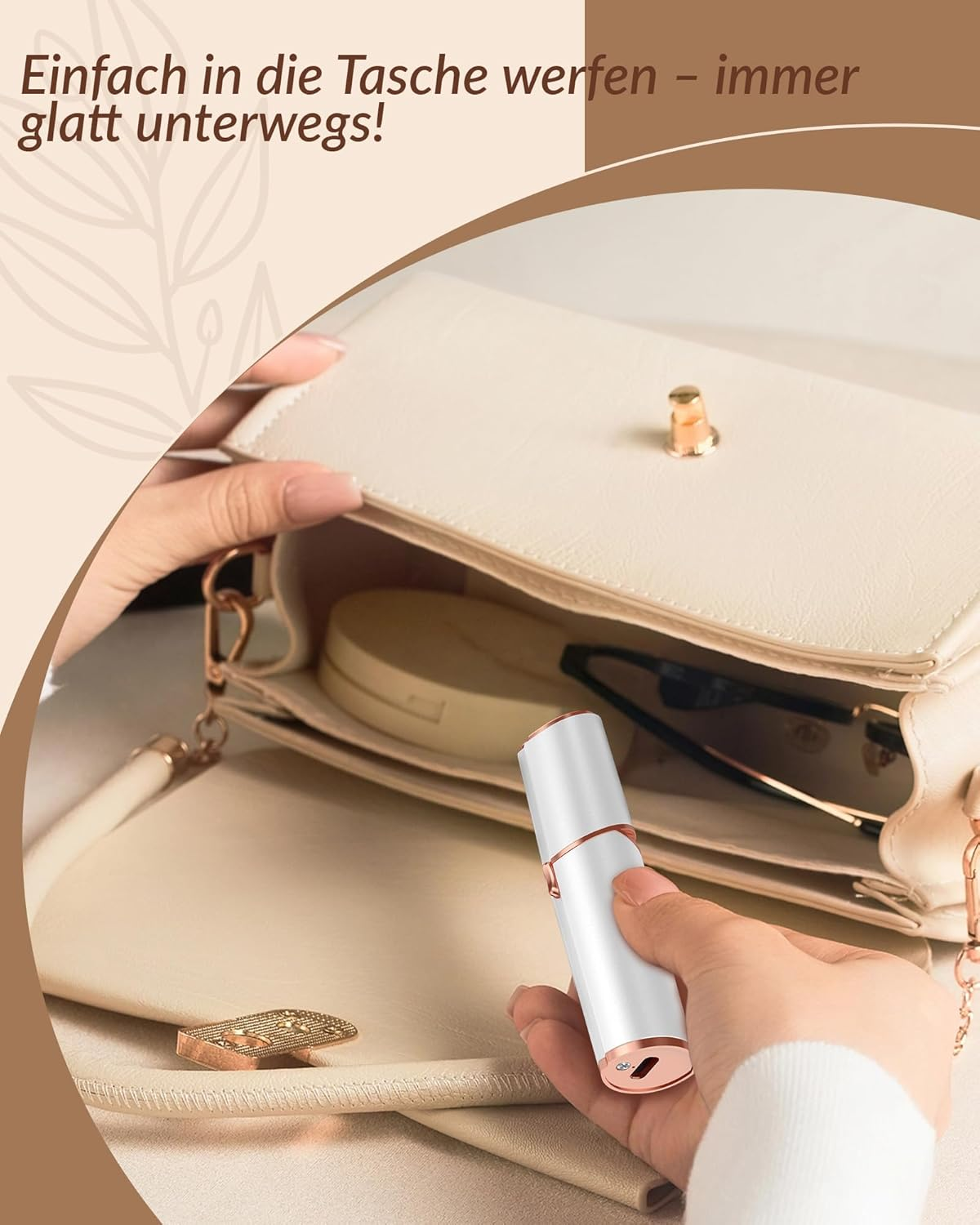 Weiße Sprühflasche wird in eine cremefarbene Tasche gelegt.