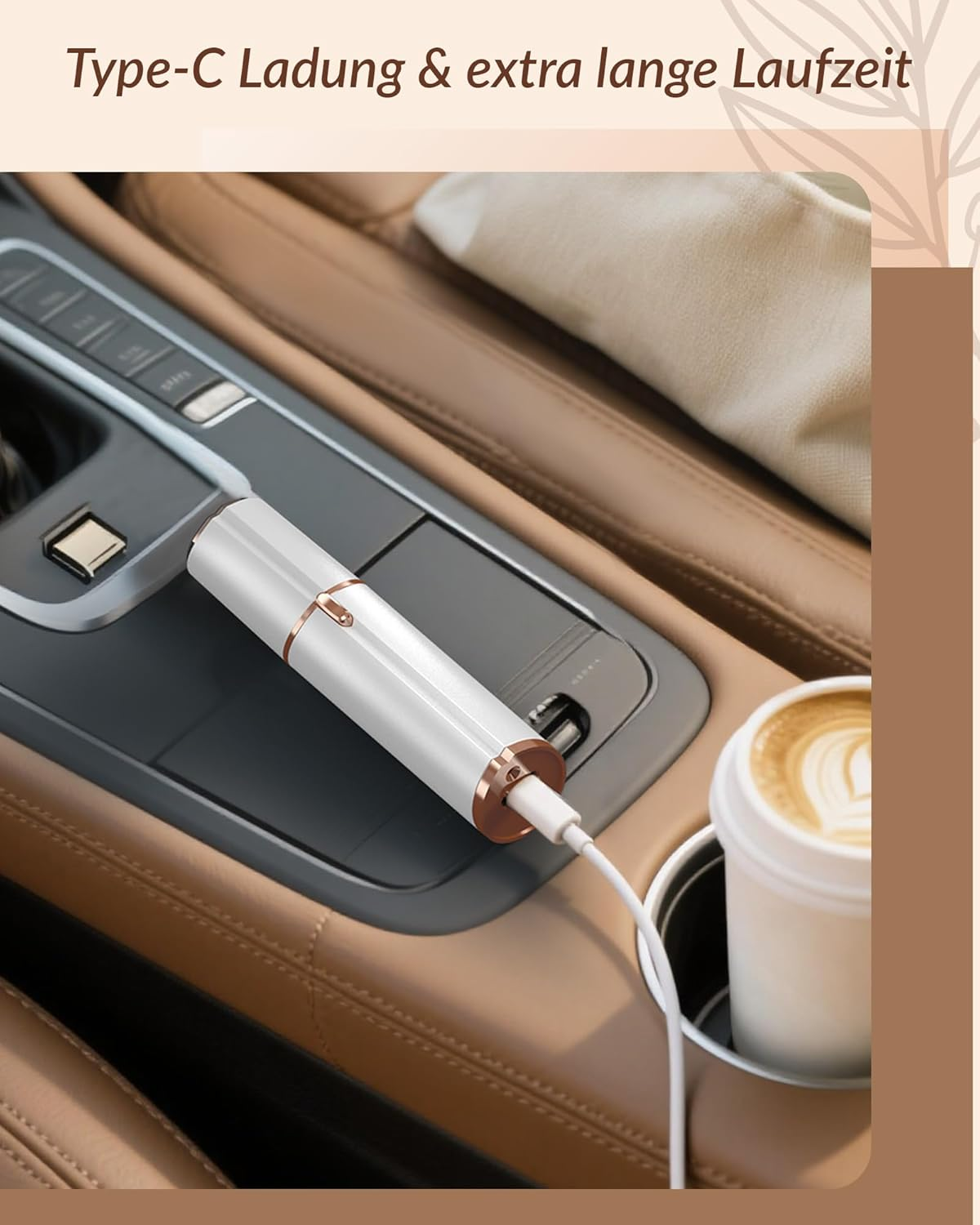 Ein weißer Lade-Stick mit Kupferdetails wird in einem Auto aufgeladen.