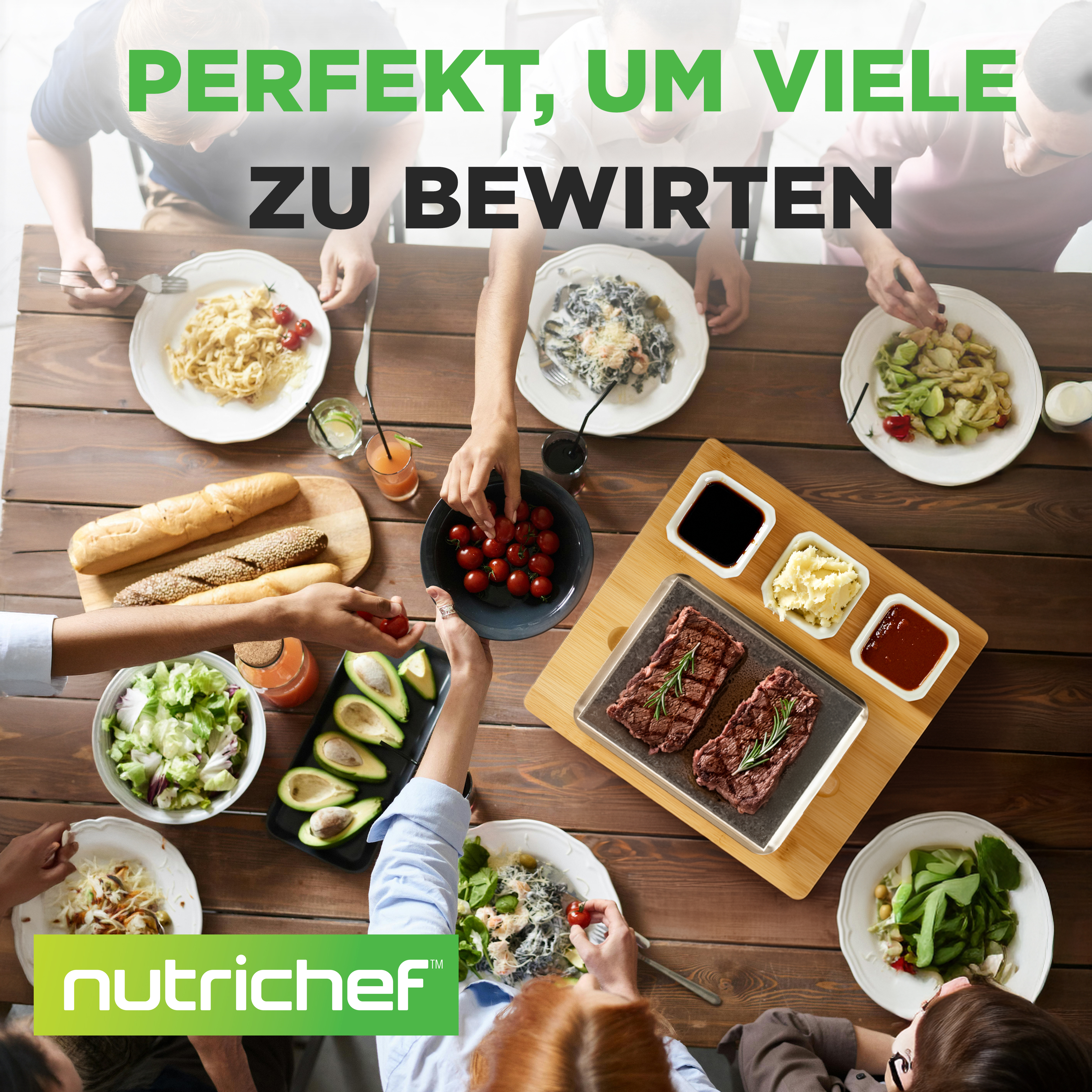 Menschen essen über einen Holztisch mit Speisen wie Steak, Nudeln, Salat und Brot.
