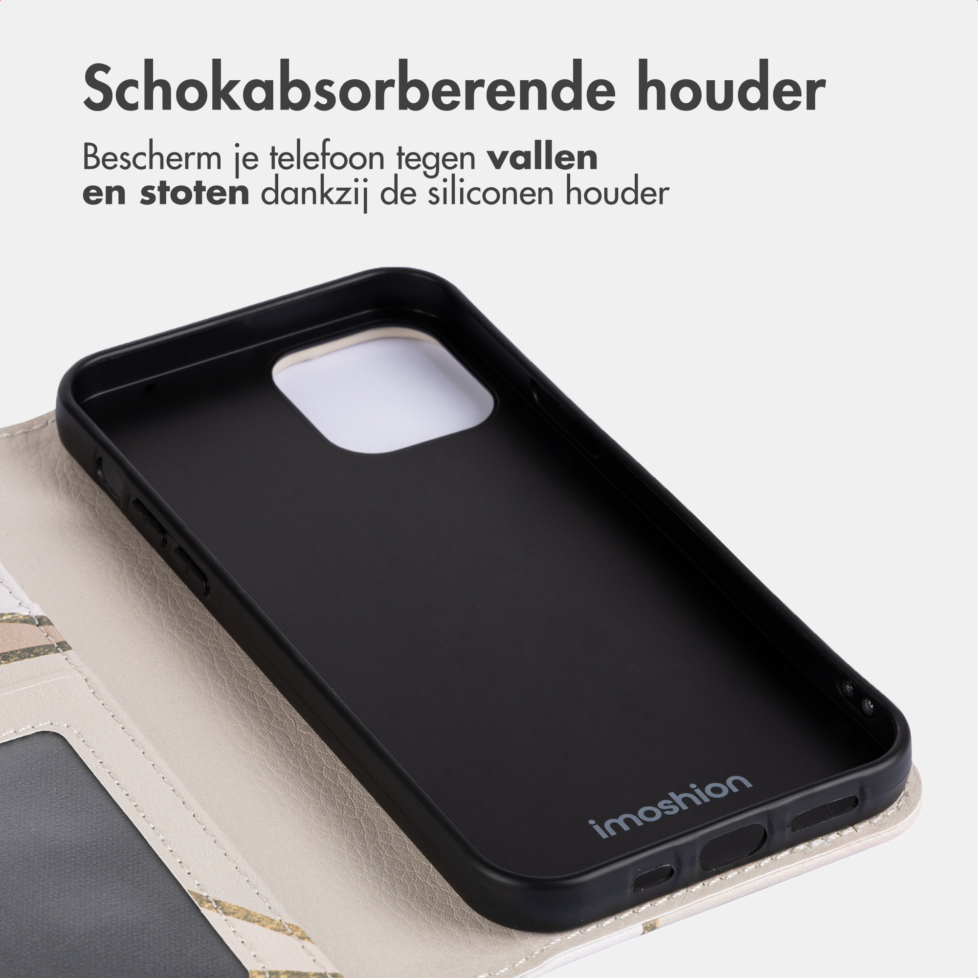 Custodia in silicone nera per telefono appoggiata su una cover fantasia. Testo.