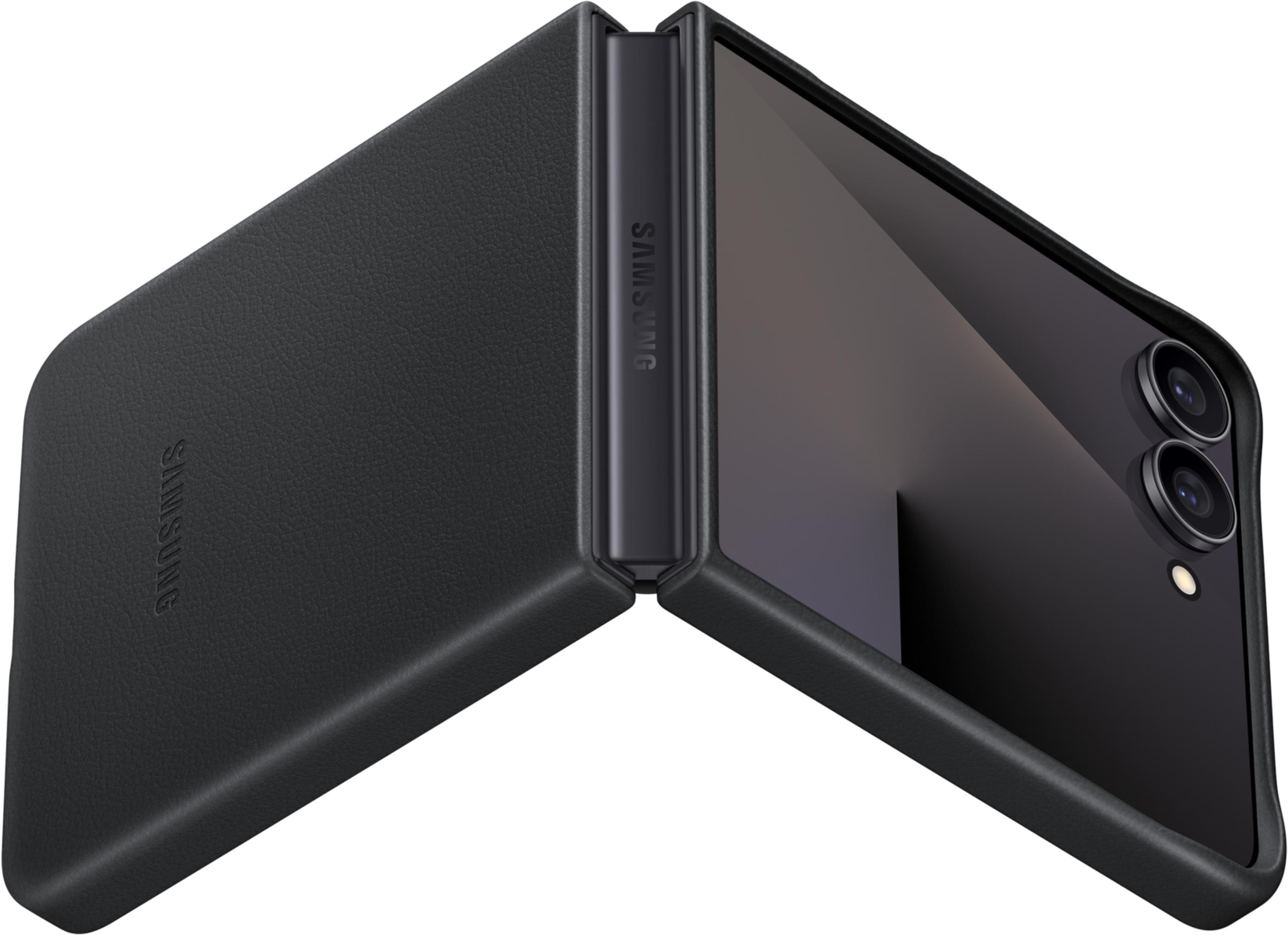 Ein schwarzes Samsung Klapphandy mit offenem Display und Kameras.