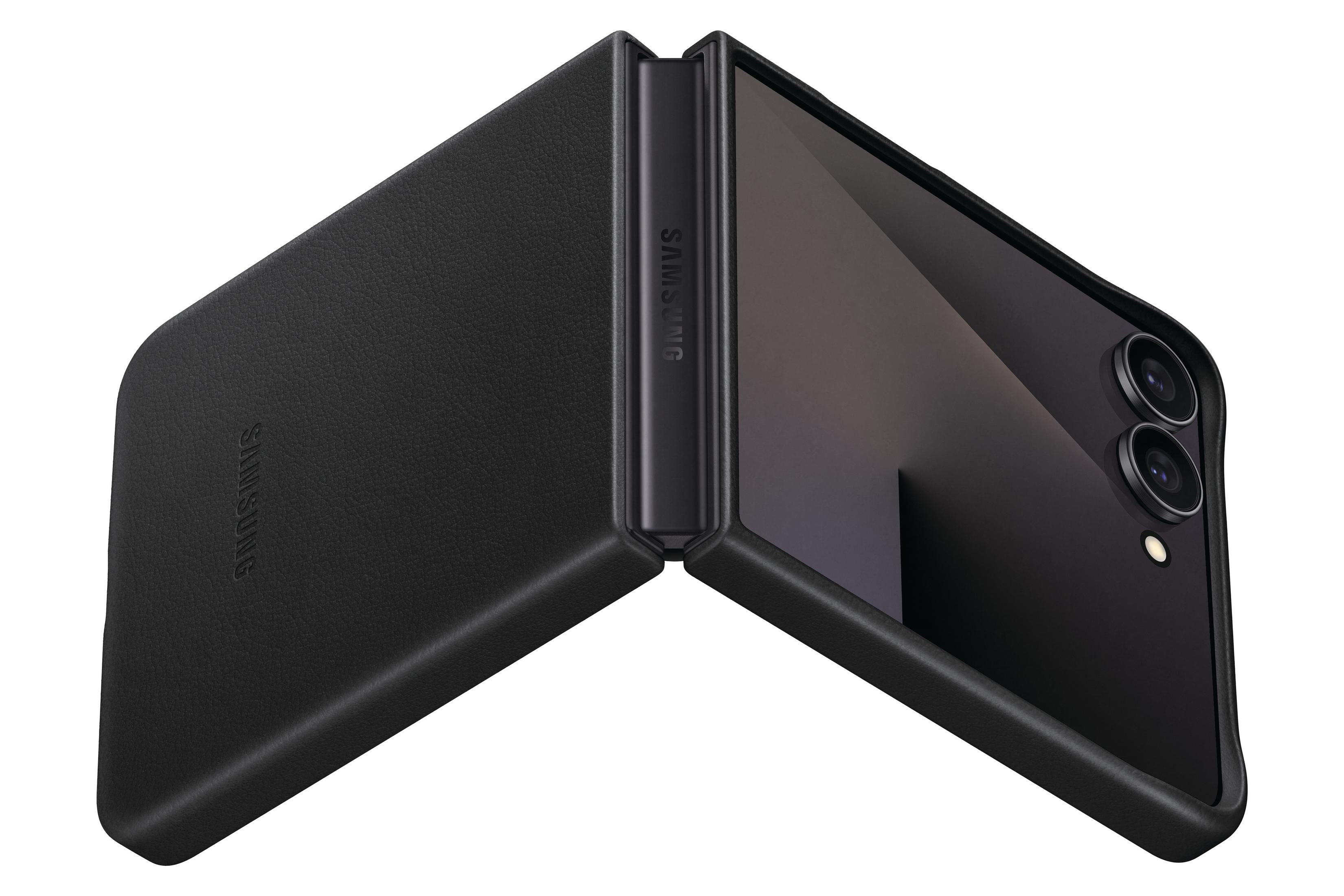 Ein schwarzes, aufgeklapptes Klapphandy mit Samsung-Logo auf dem Gehäuse.