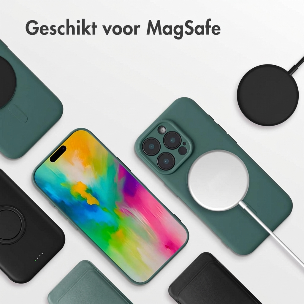 iPhone verde con caricabatterie MagSafe e custodie su sfondo bianco.