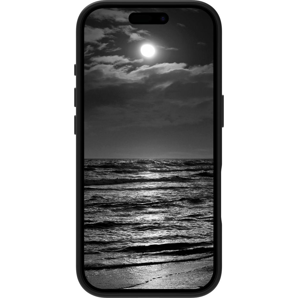 Luna piena su un mare in tempesta di notte, con onde e spiaggia sabbiosa.