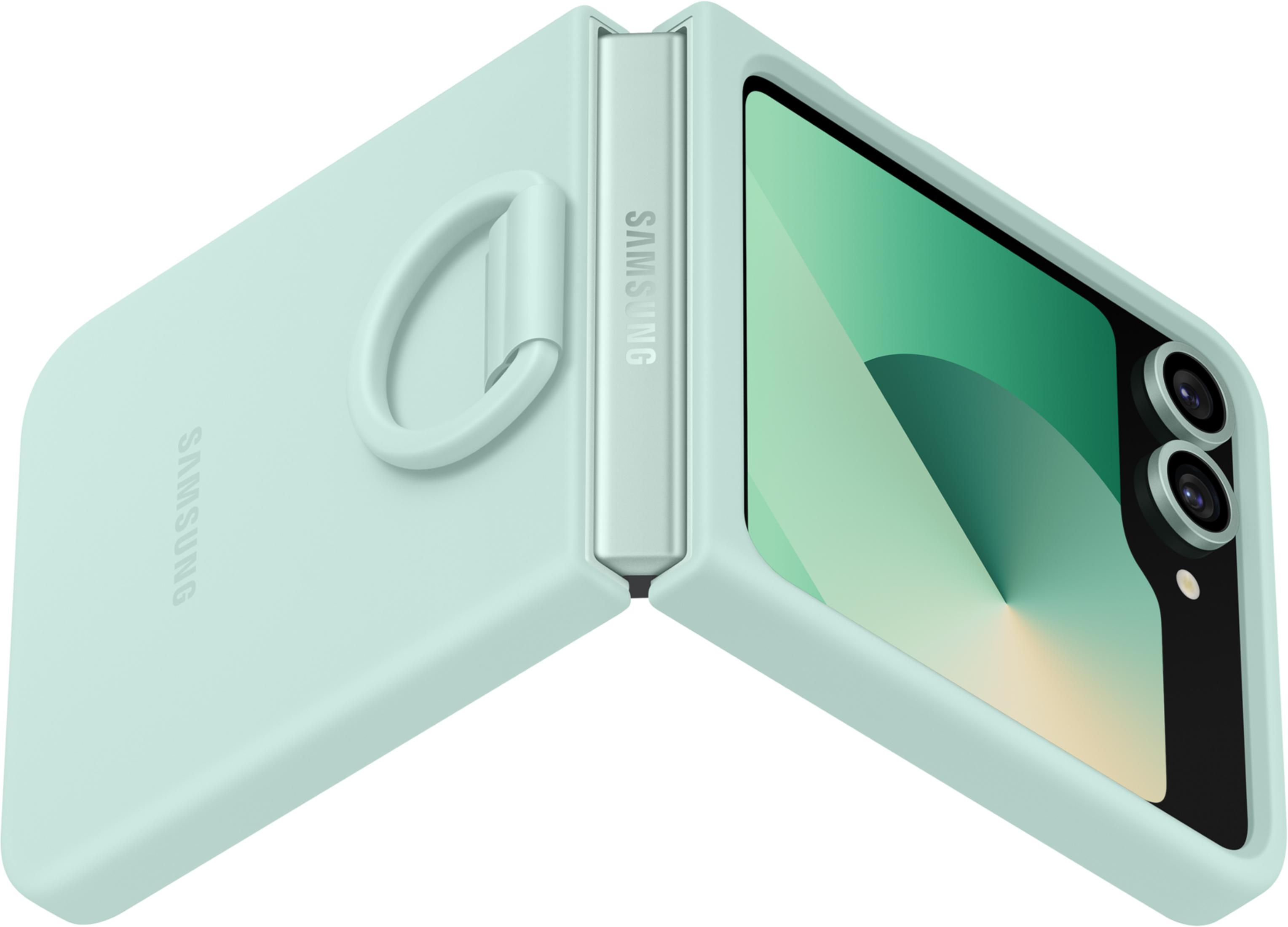 Teléfono plegable verde claro con anillo, logo Samsung y cámaras duales.