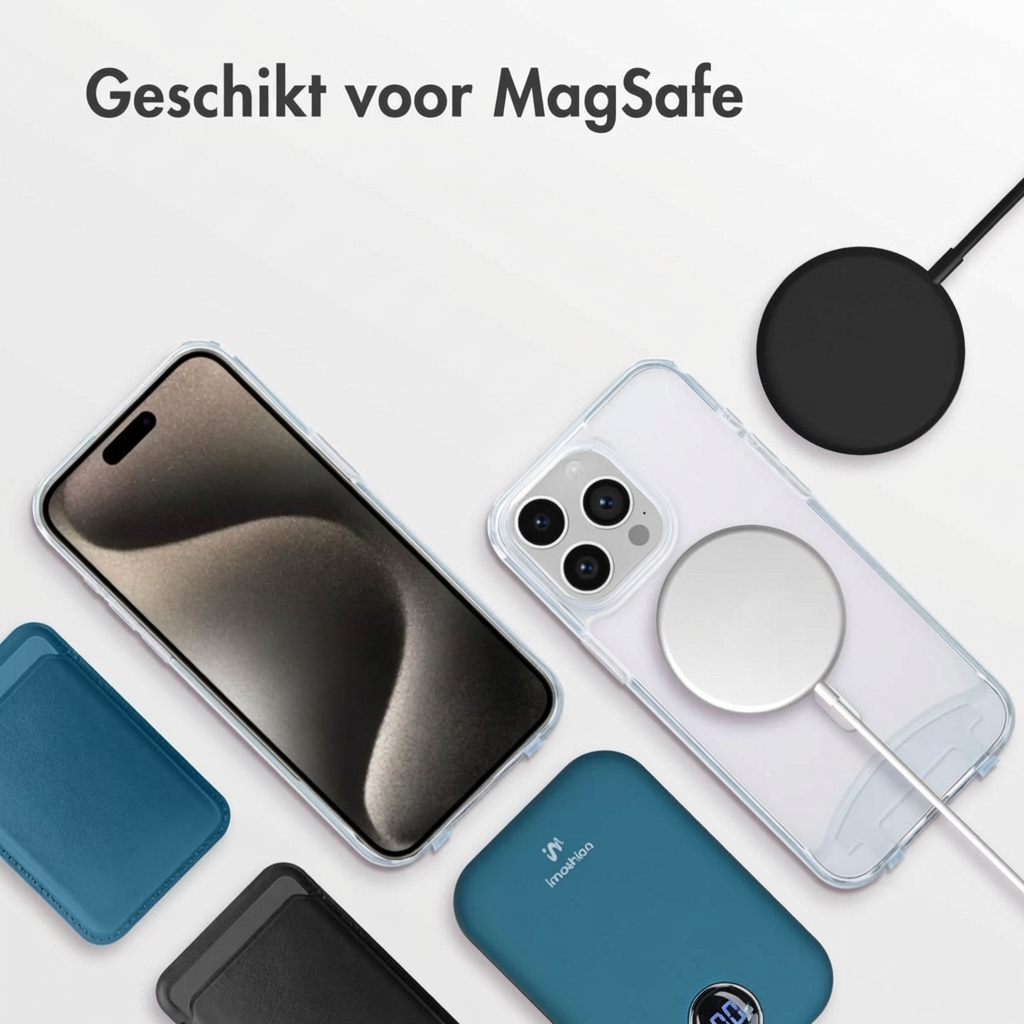 Un iPhone con cover, caricabatterie MagSafe e power bank su sfondo bianco.