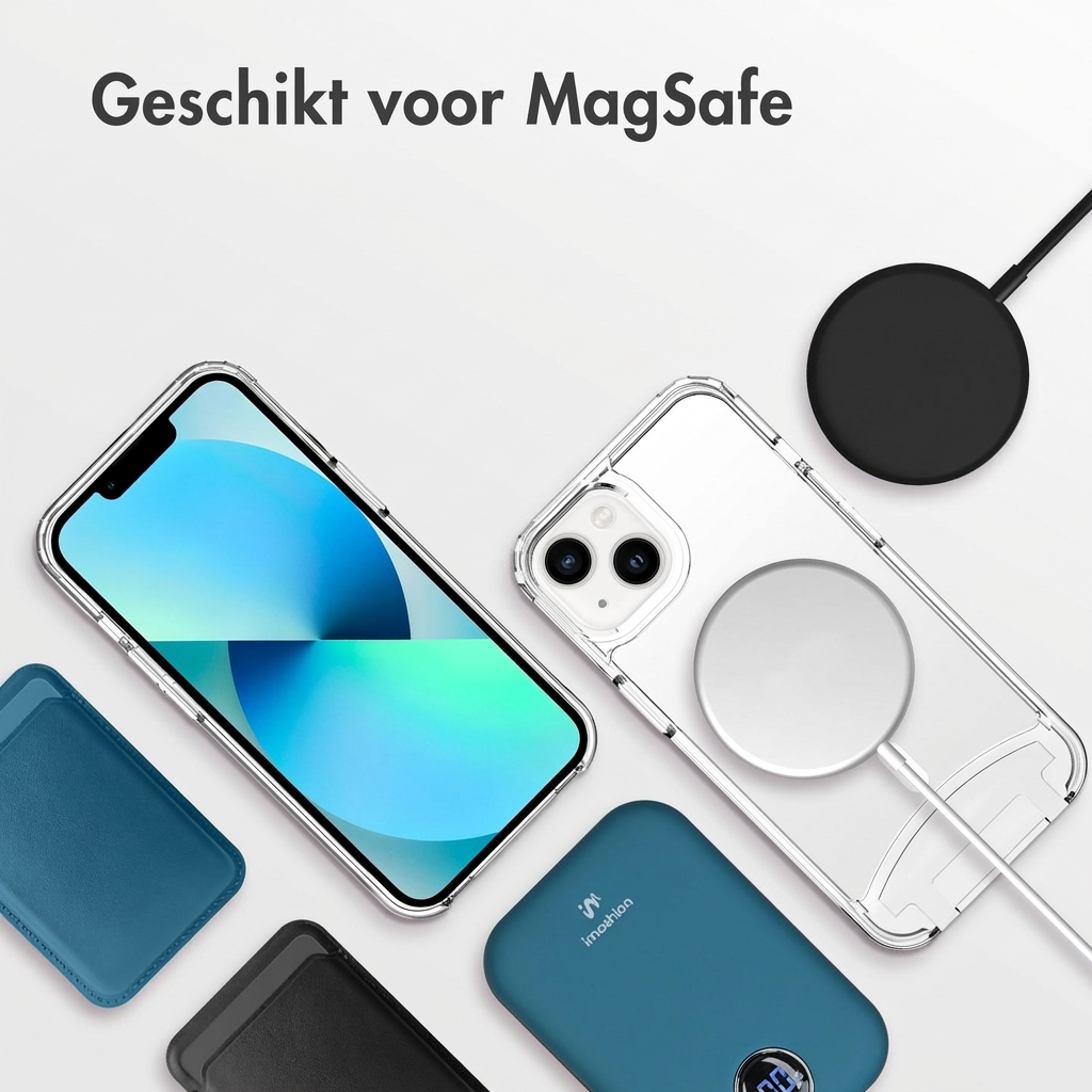 iPhone con custodia, porta carte e caricatore MagSafe su sfondo bianco.