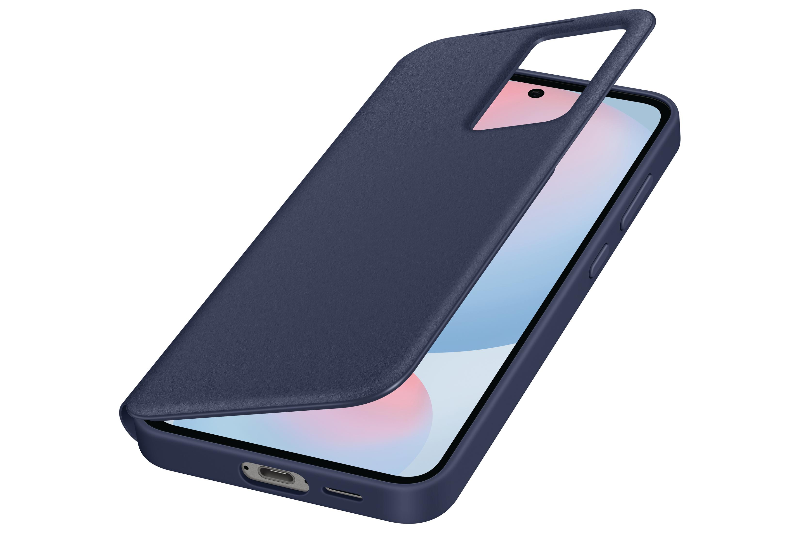 Teléfono azul oscuro con tapa trasera abierta que revela la cámara.