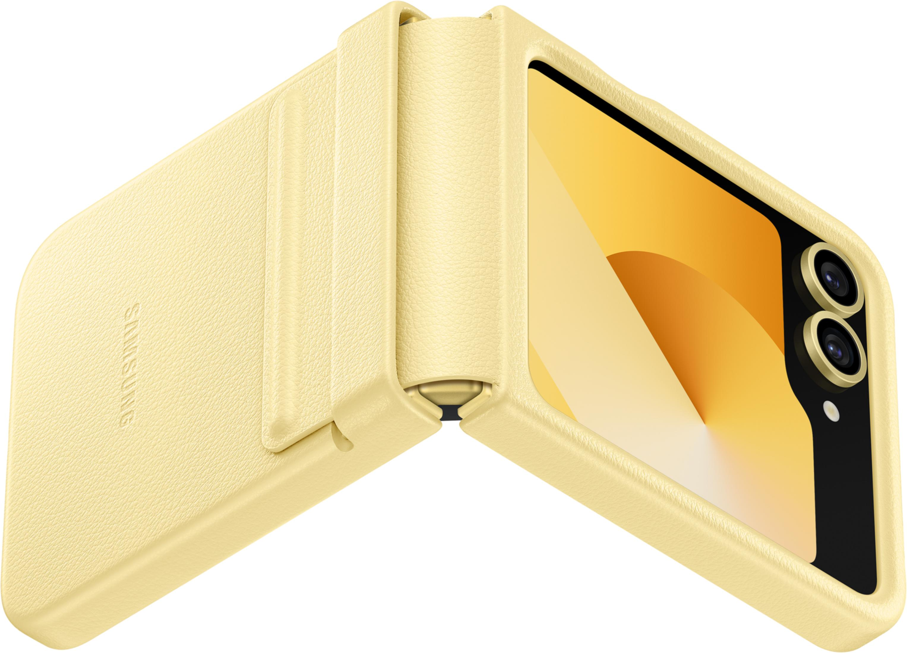 Un teléfono amarillo abierto con cámaras y pantalla.