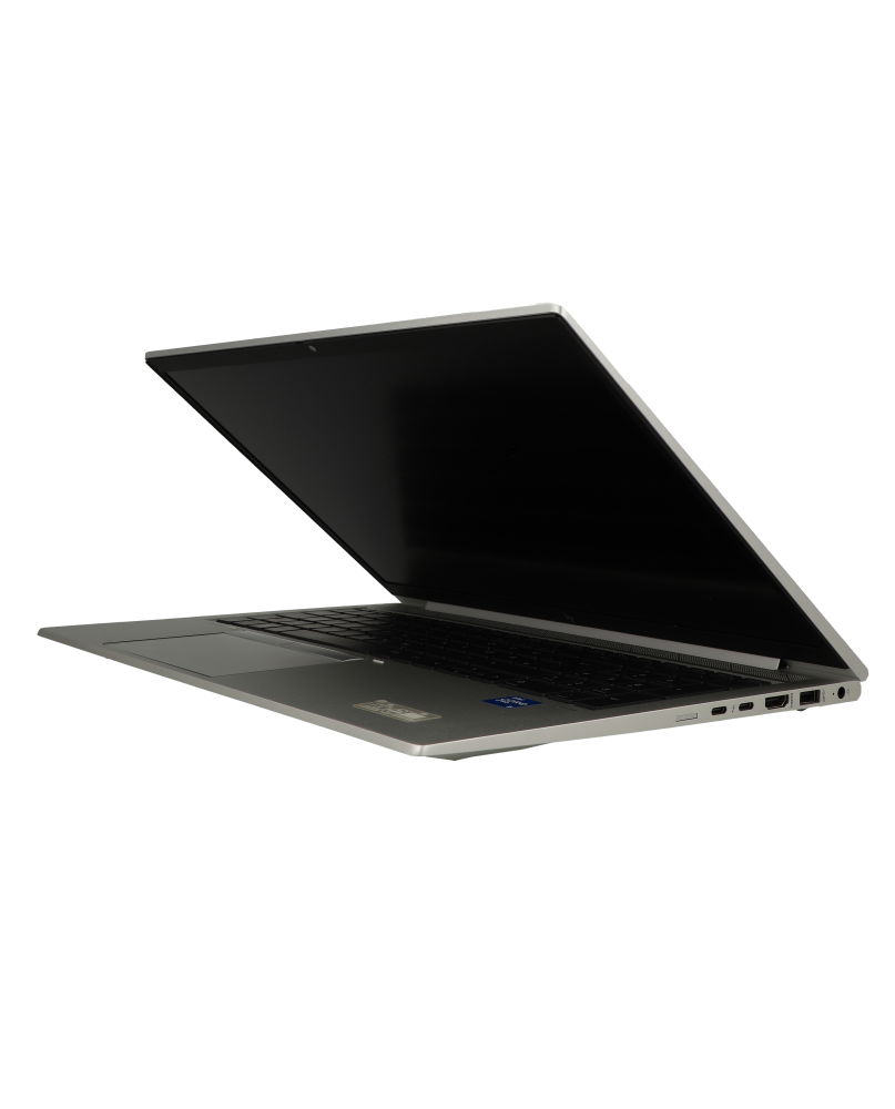 Ein geöffneter, silberner Laptop mit schwarzem Bildschirm und Tastatur auf schwarzem Hintergrund.