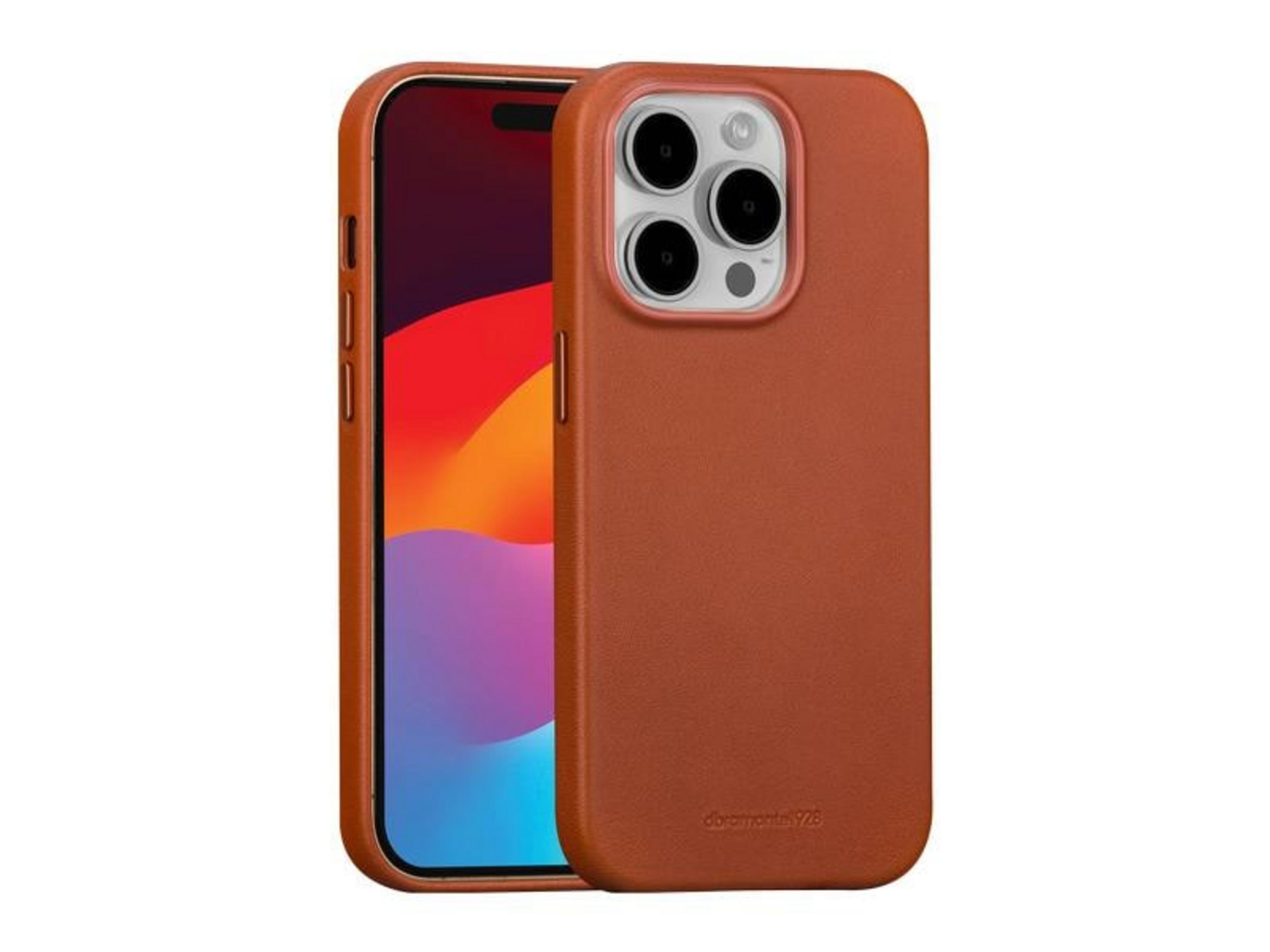 Un telefono arancione con custodia e tre fotocamere.