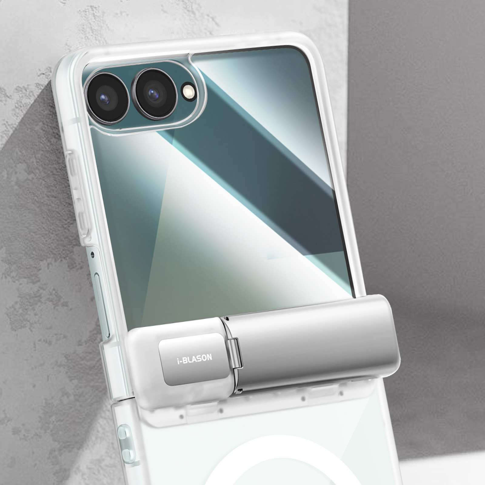 Uno smartphone bianco con doppia fotocamera e impugnatura argentata è esposto su sfondo grigio.