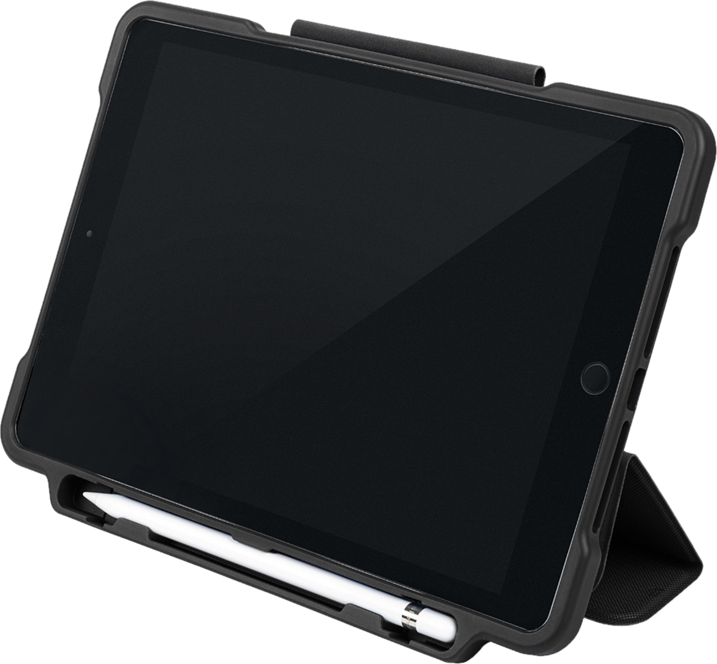 Un tablet nero in una custodia protettiva con portapenne e supporto.