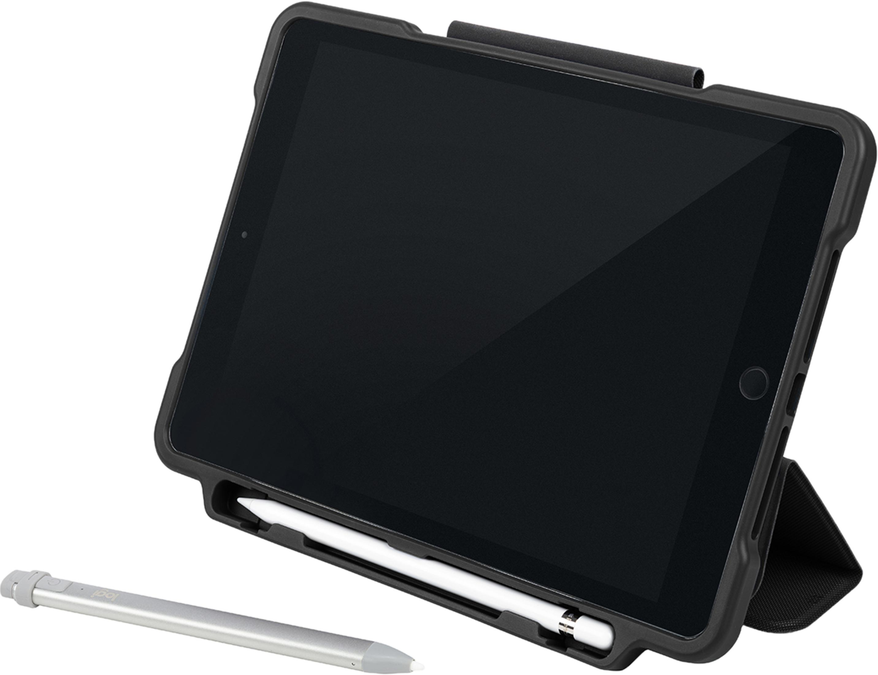 Un tablet nero in una custodia con slot per penna e uno stilo argentato accanto.