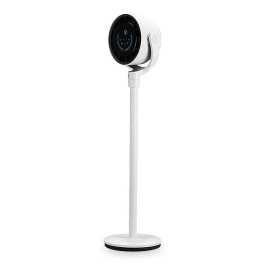 Un ventilatore da terra bianco con testa rotonda e display digitale.