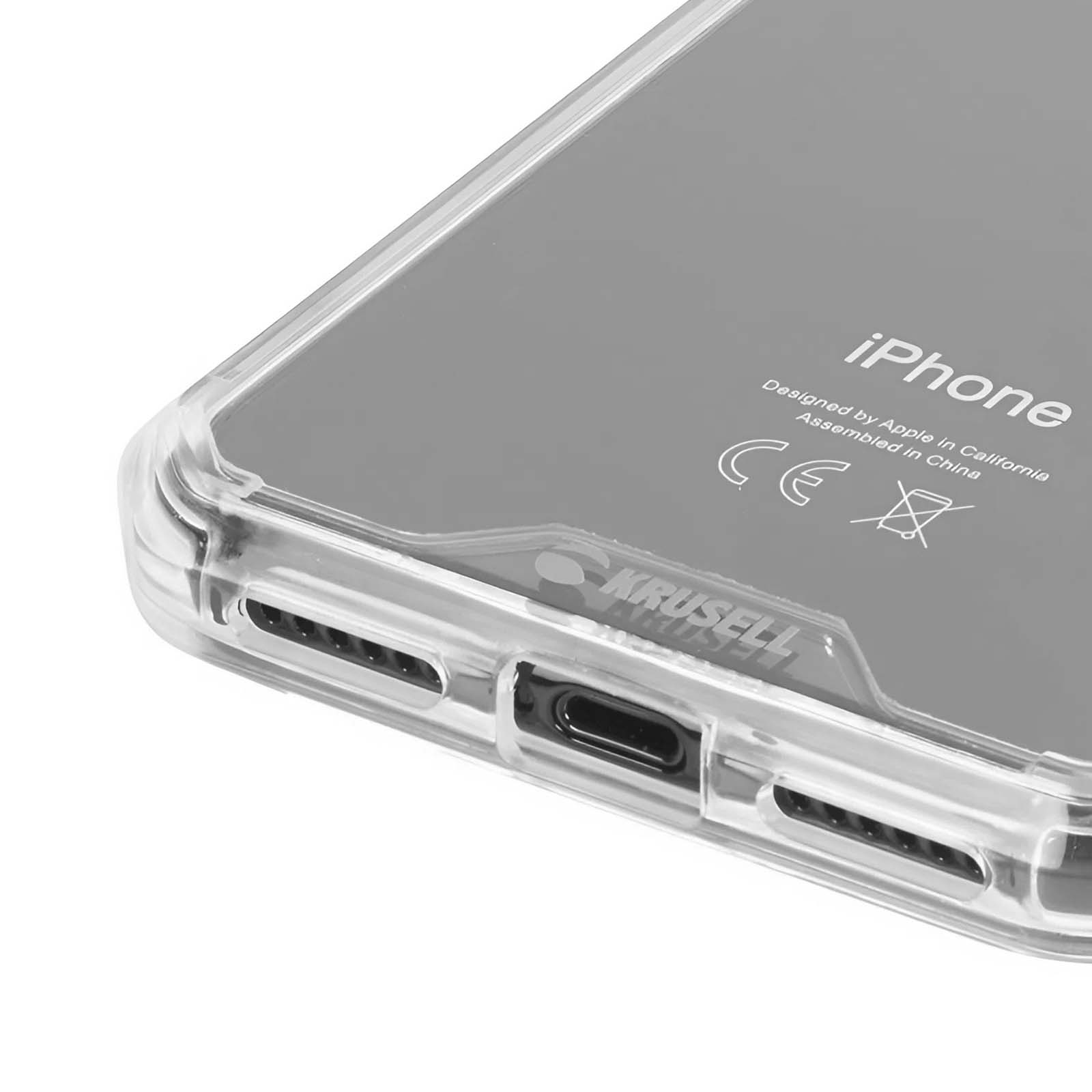 Primo piano di una custodia per iPhone con porta di ricarica e fori altoparlante.