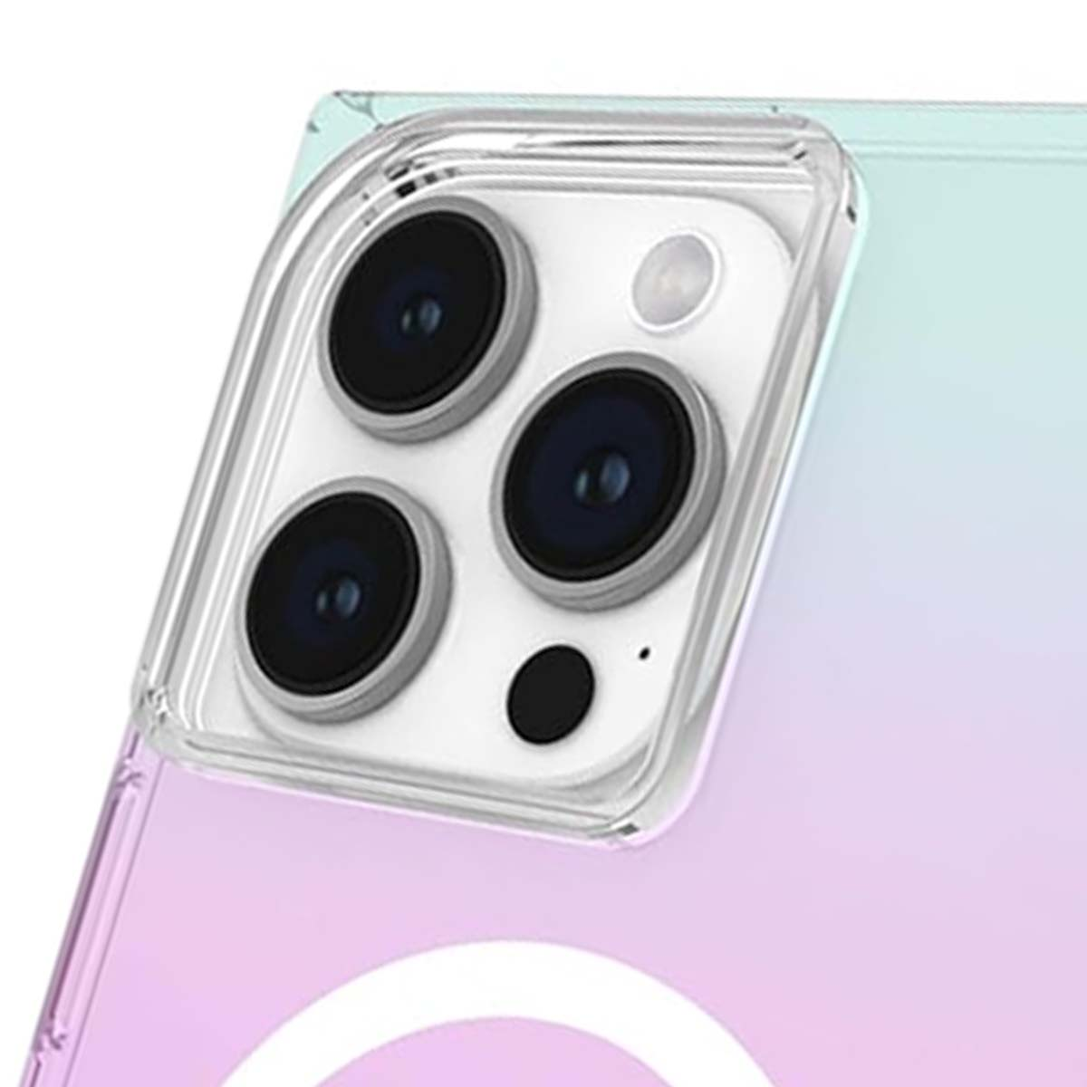 Primo piano del modulo fotocamera di un telefono con tre obiettivi e flash. La custodia è trasparente con sfumatura rosa e blu.
