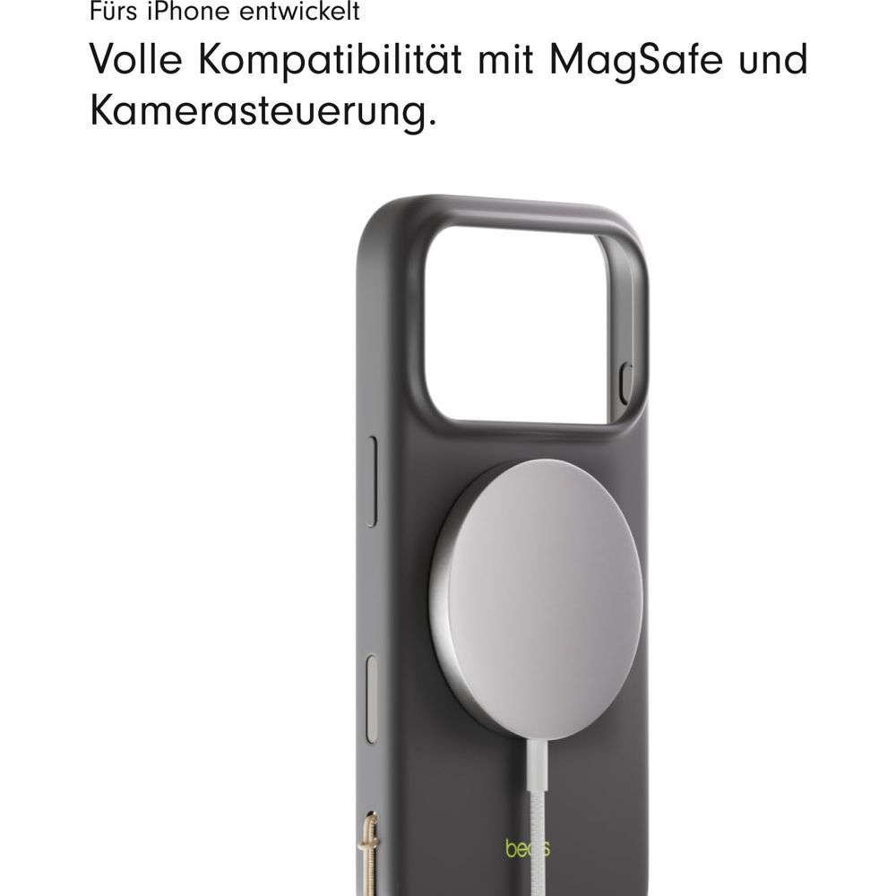 Czarne etui na telefon z podłączoną ładowarką MagSafe.