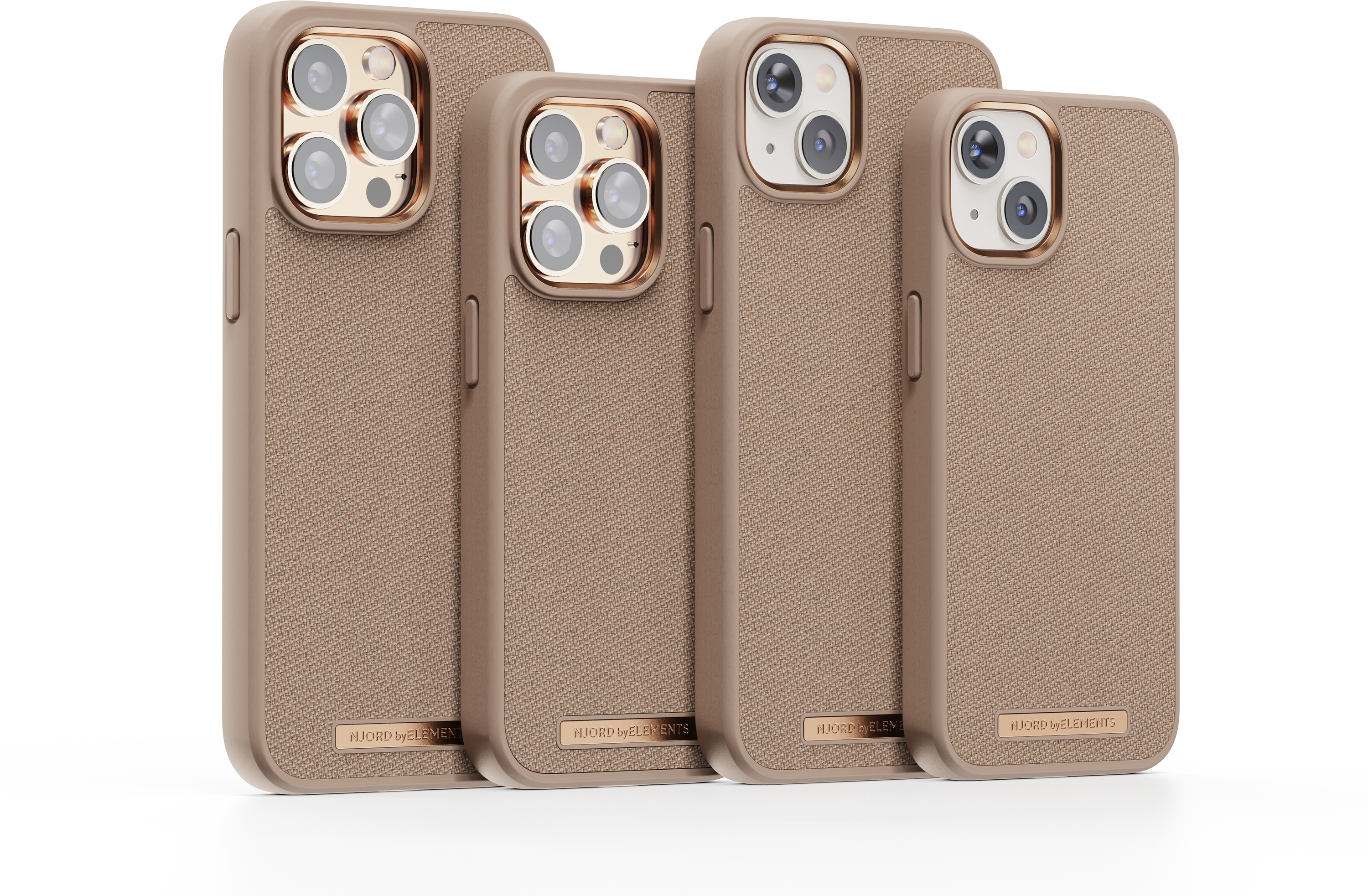Quattro custodie beige per iPhone con texture in tessuto e ritagli dorati per fotocamera.