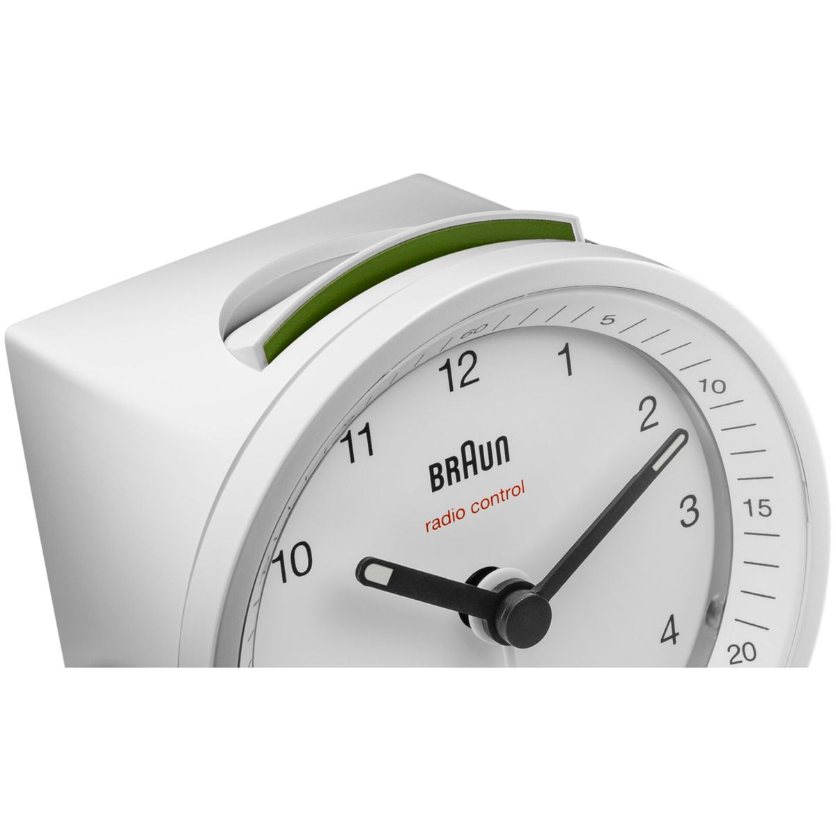 Una radiosveglia Braun bianca con lancette nere e un accento verde.