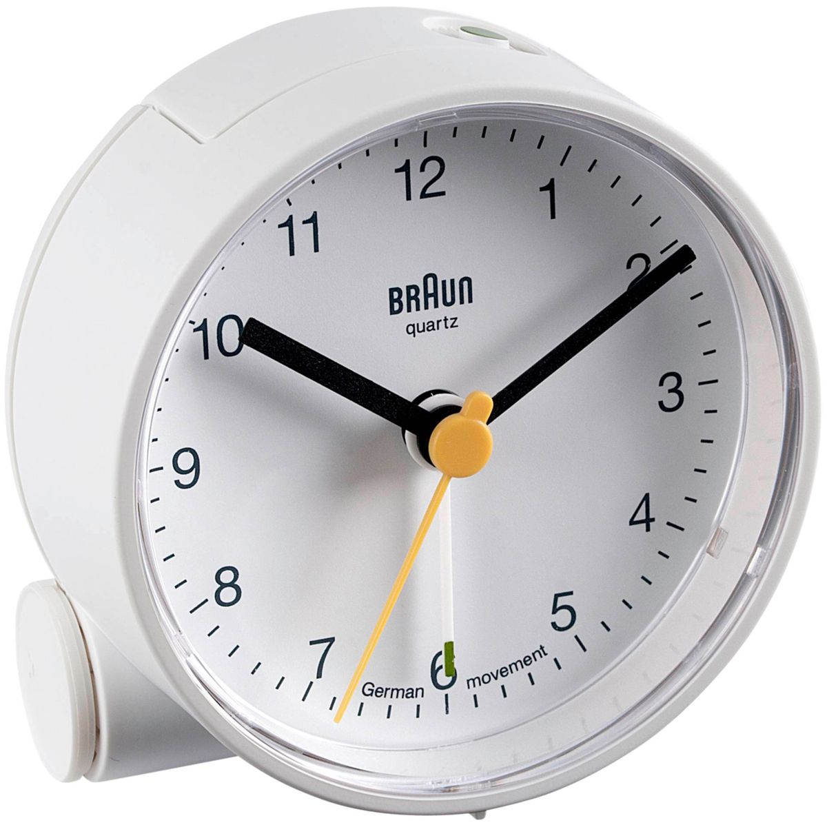 Ein weißer Braun Wecker mit schwarzen Zeigern und gelbem Sekundenzeiger.
