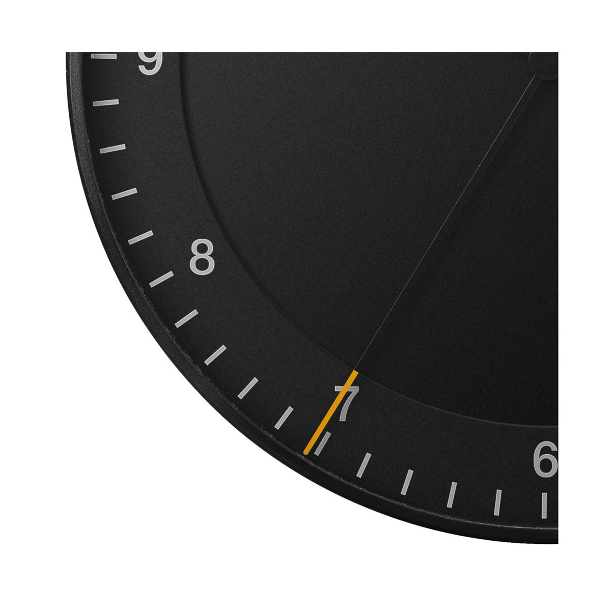Primer plano de una esfera de reloj negra con marcas y números blancos 6, 8, 9.