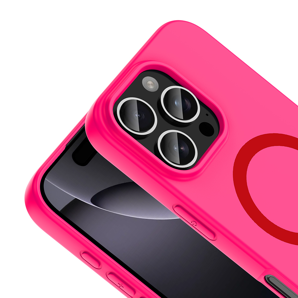 Üç kamera lensli ve kırmızı halkalı pembe telefon kılıfı.