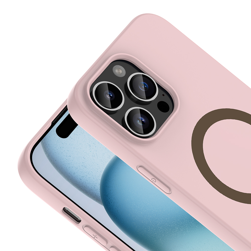Üç kamera lensi ve kahverengi daireli pembe telefon kılıfı.