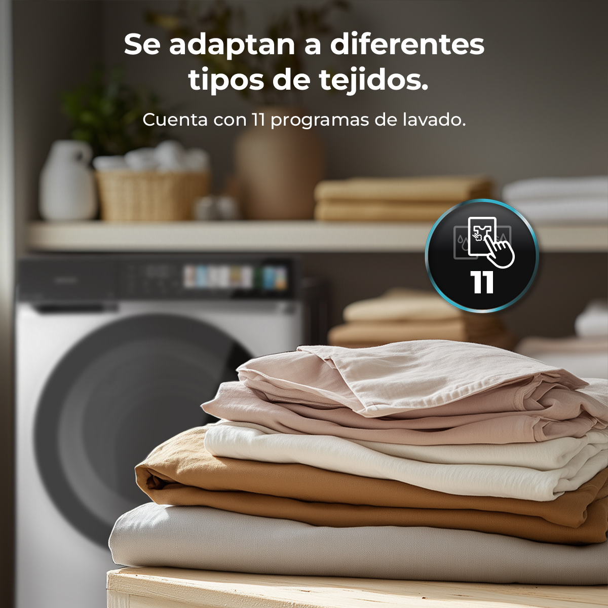 Una pila de textiles doblados frente a una lavadora. 11 programas de lavado.