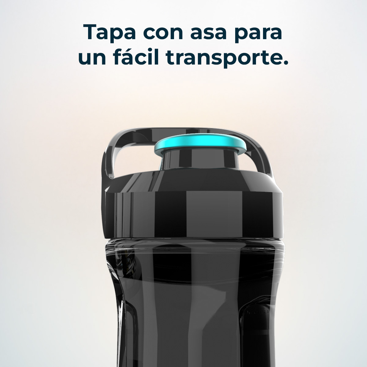 Botella de agua negra con asa y anillo azul en la tapa.