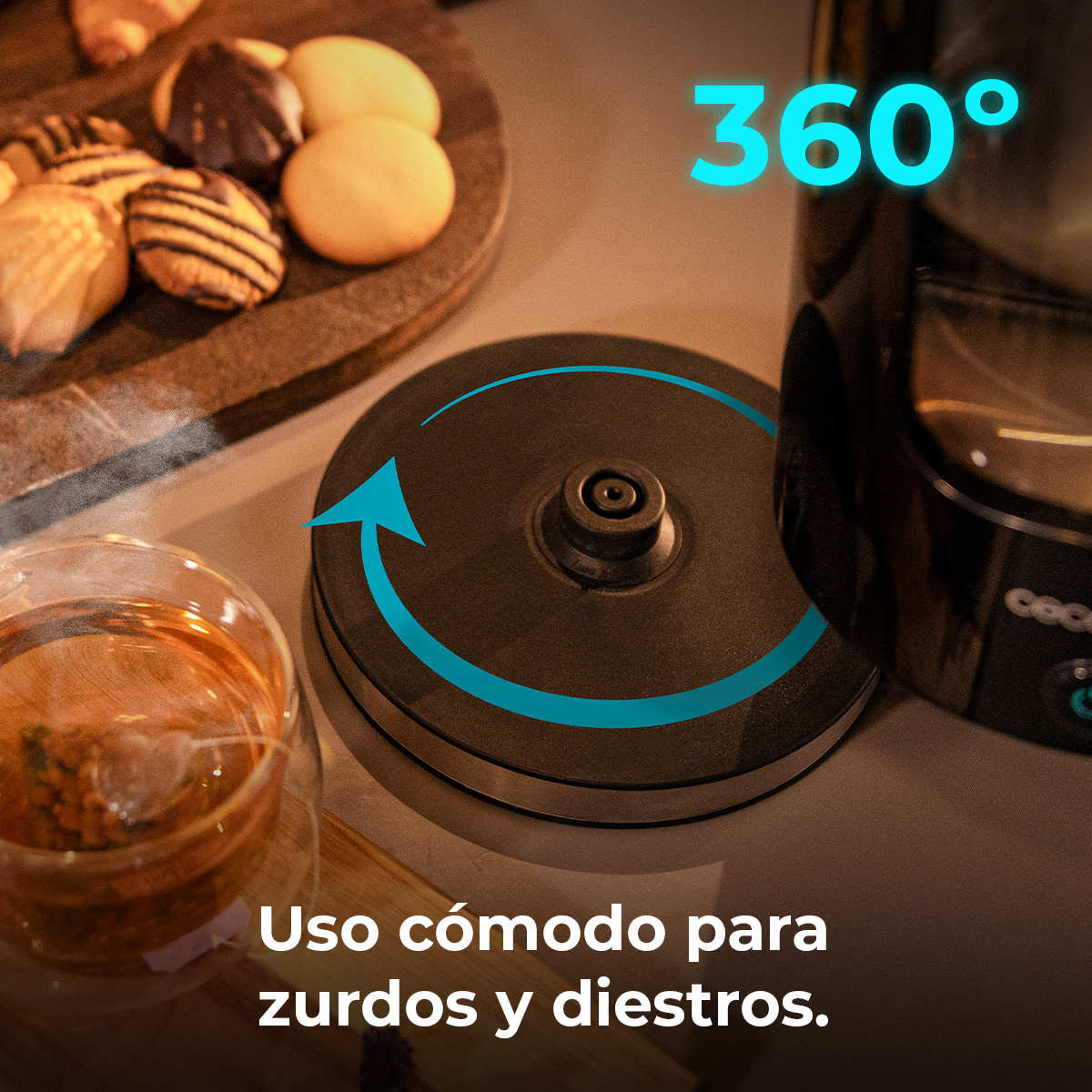 Un bicchiere di tè e biscotti accanto a una base rotante con freccia a 360 gradi.