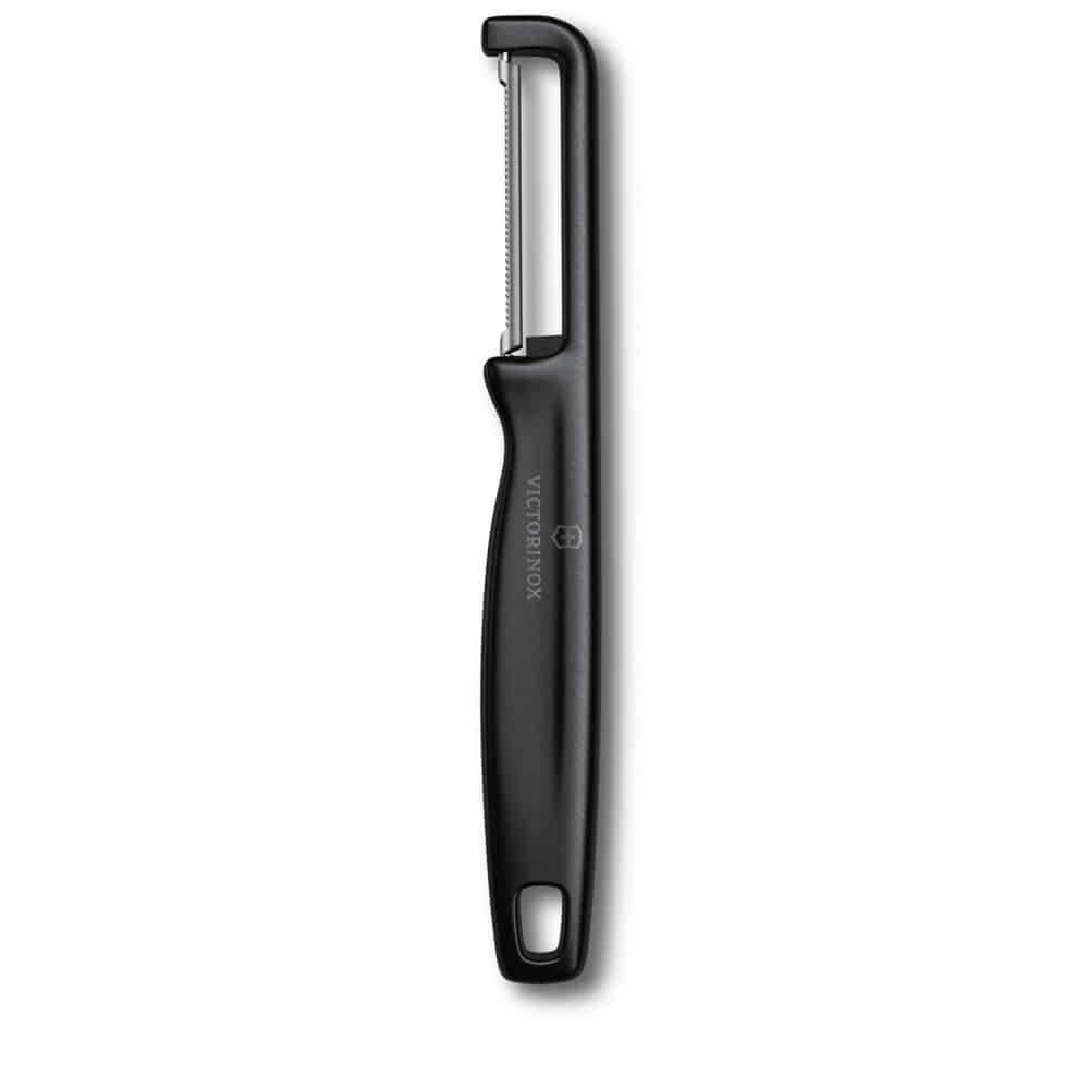 Siyah Victorinox soyacağının tırtıklı bıçağı ve sapında bir deliği var.