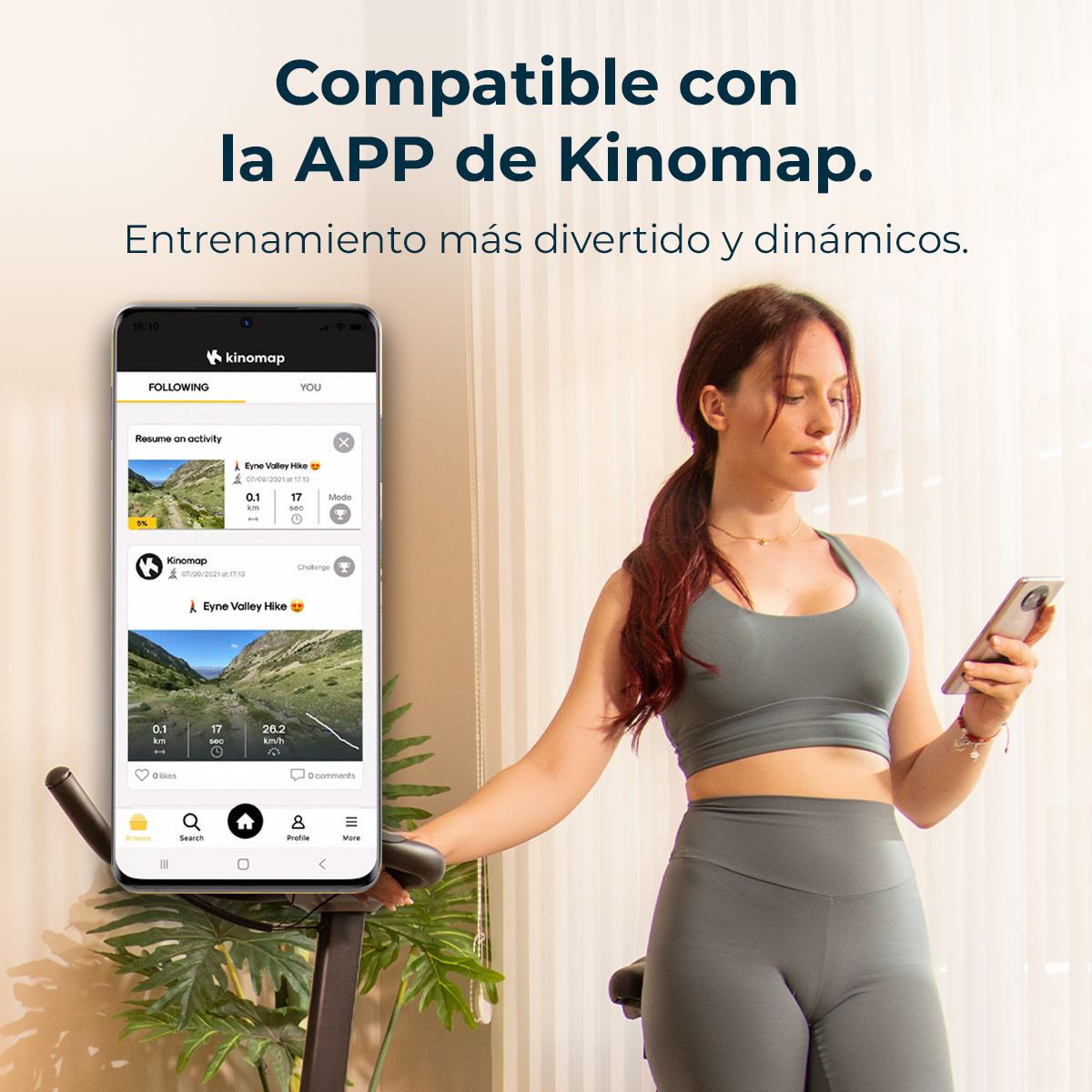 Mujer en bicicleta estática usando un smartphone, con texto sobre la app Kinomap.