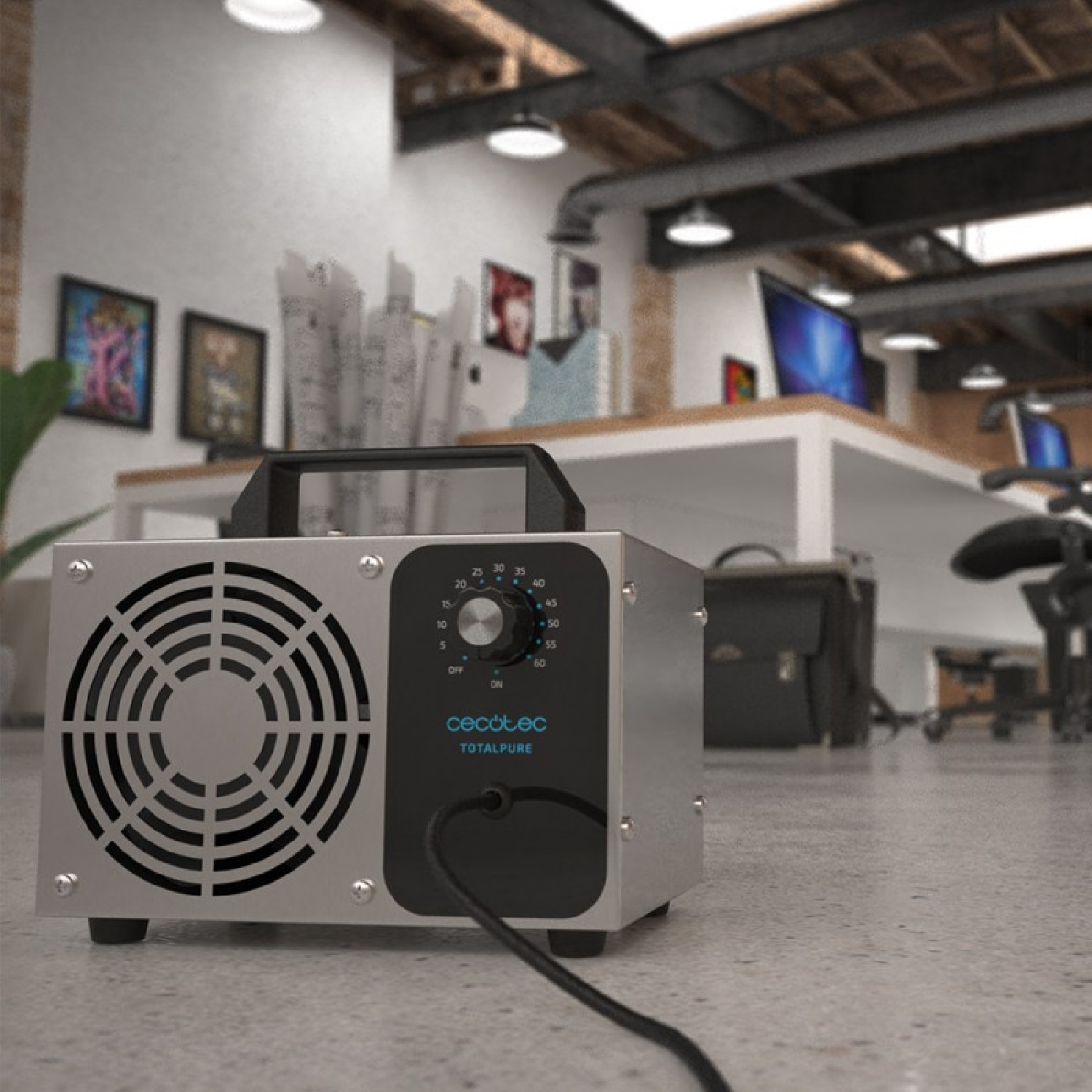 Un generador de ozono plateado con ventilador y dial se asienta en el suelo de una oficina.