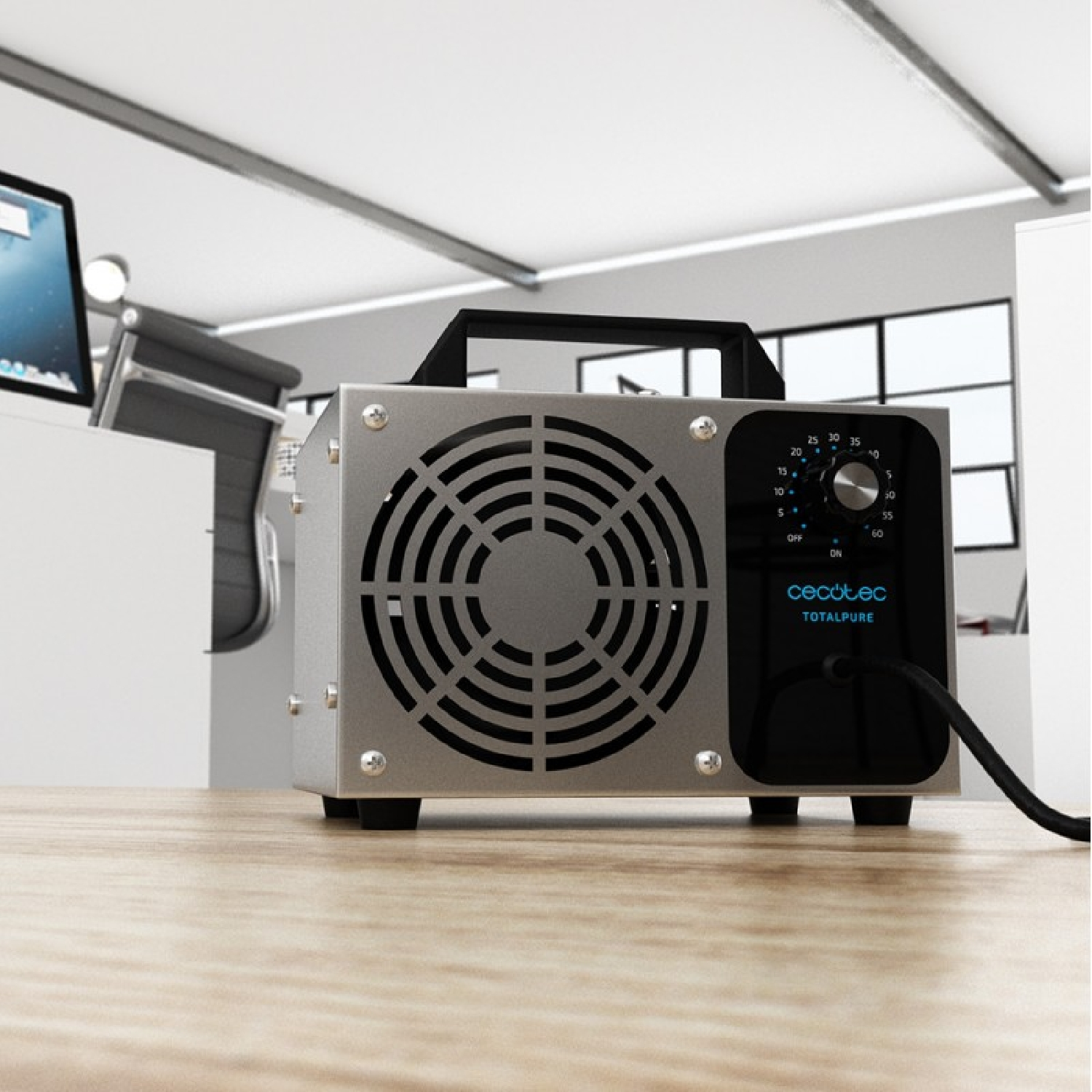 Un generador de ozono Cecotec TotalPure plateado con ventilador y temporizador está sobre un escritorio.