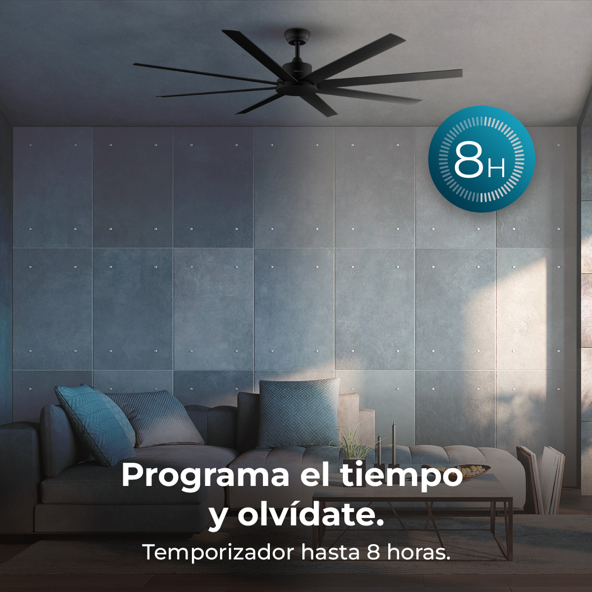 Ventilatore da soffitto nero sopra divano con cuscini. Icona timer 8H.