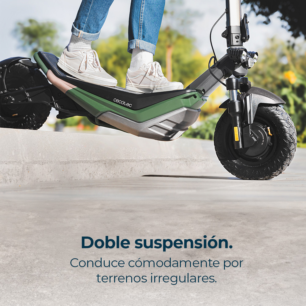 Persona montando patinete eléctrico con doble suspensión.