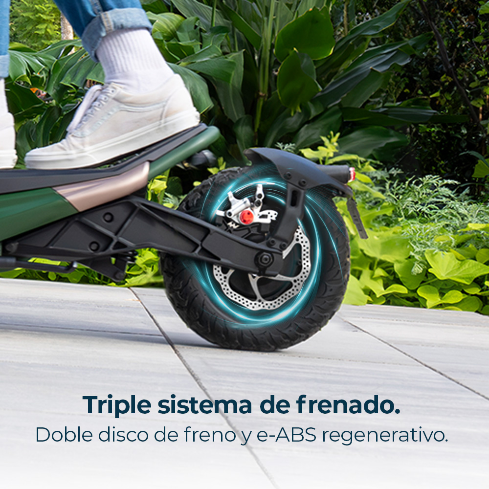Primer plano de un patinete eléctrico, centrado en la rueda y el sistema de frenado.