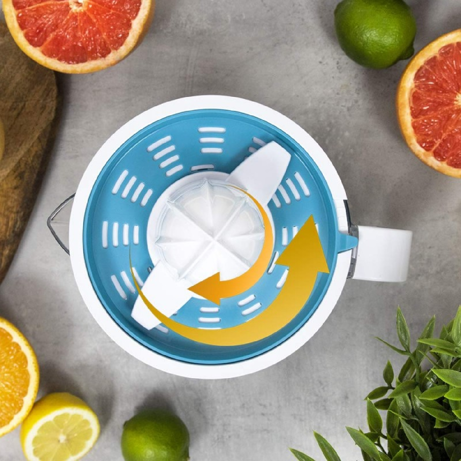 Spremiagrumi elettrico con pezzi di arancia, limone e pompelmo.