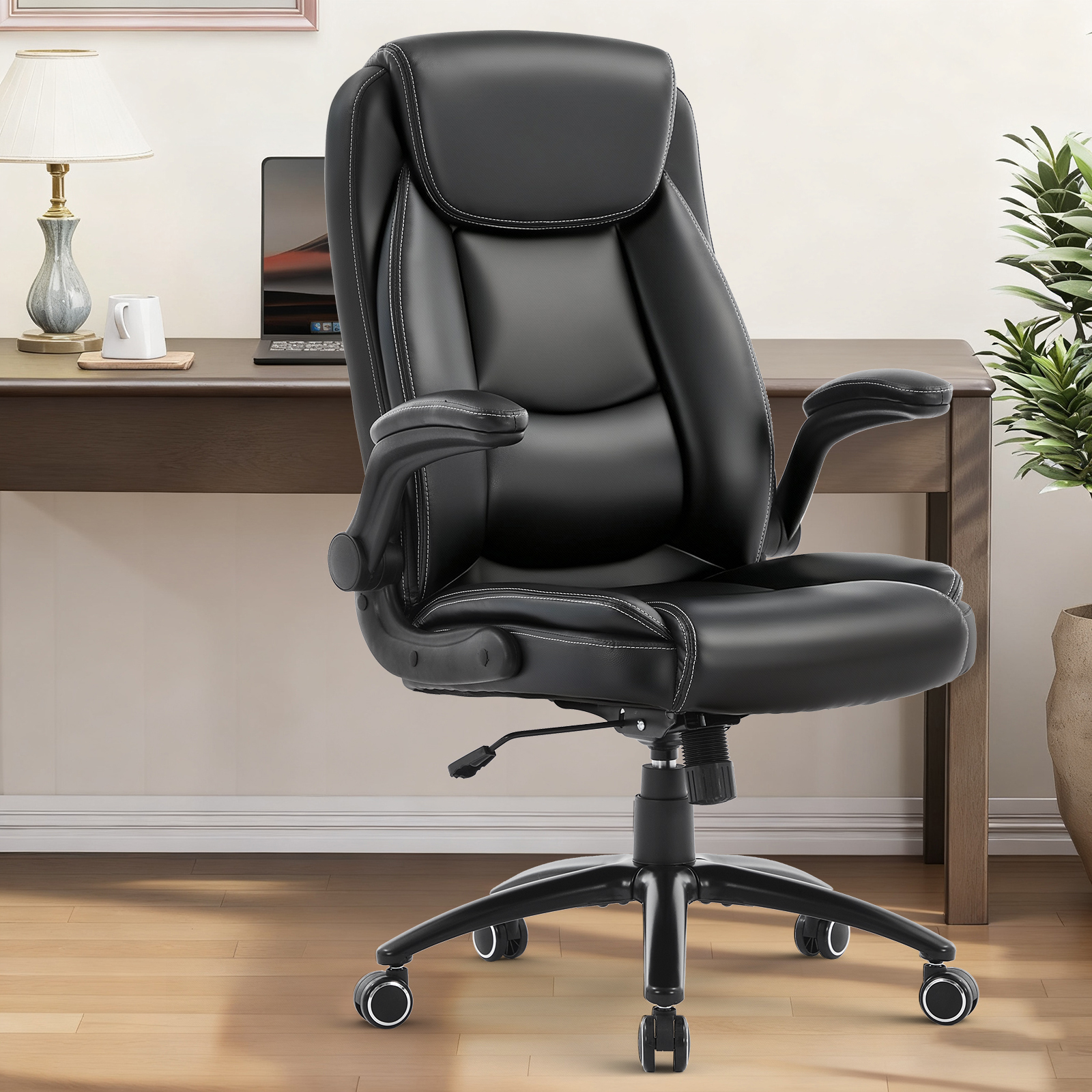 Silla de oficina negra con costuras blancas frente a un escritorio con lámpara y portátil.