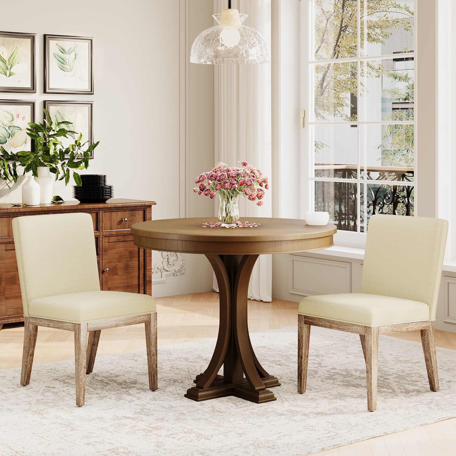 Ein runder Holztisch mit zwei cremefarbenen Stühlen und Blumen auf einem Teppich.