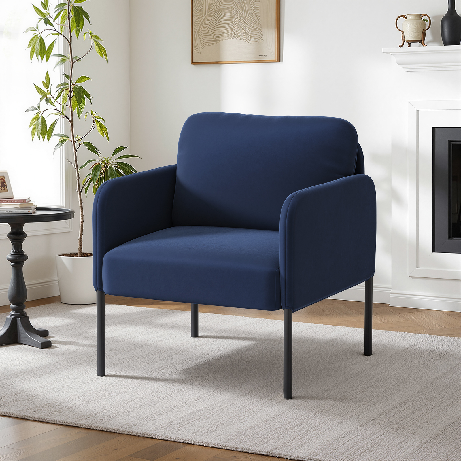 Una poltrona blu con gambe nere su un tappeto chiaro.